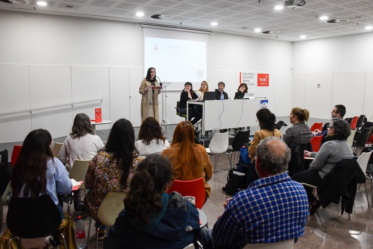Reunió dels membres de la Taula d'Inclusió Social a l'auditori de la biblioteca FOTO: Ajuntament de Rubí