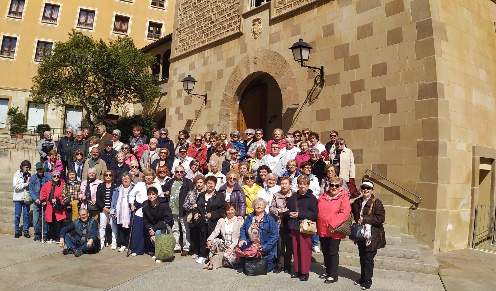 Unes 90 persones visiten Montserrat amb l'Associació de la Gent Gran de Rubí FOTO: AGGR