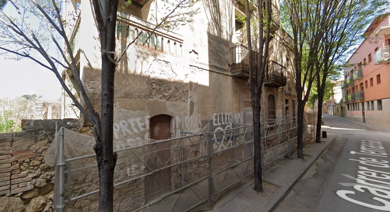 Crema una casa buida al carrer Terrassa sense deixar ferits. FOTO: Google Maps Crema una casa buida al carrer Terrassa sense deixar ferits. FOTO: Google Maps