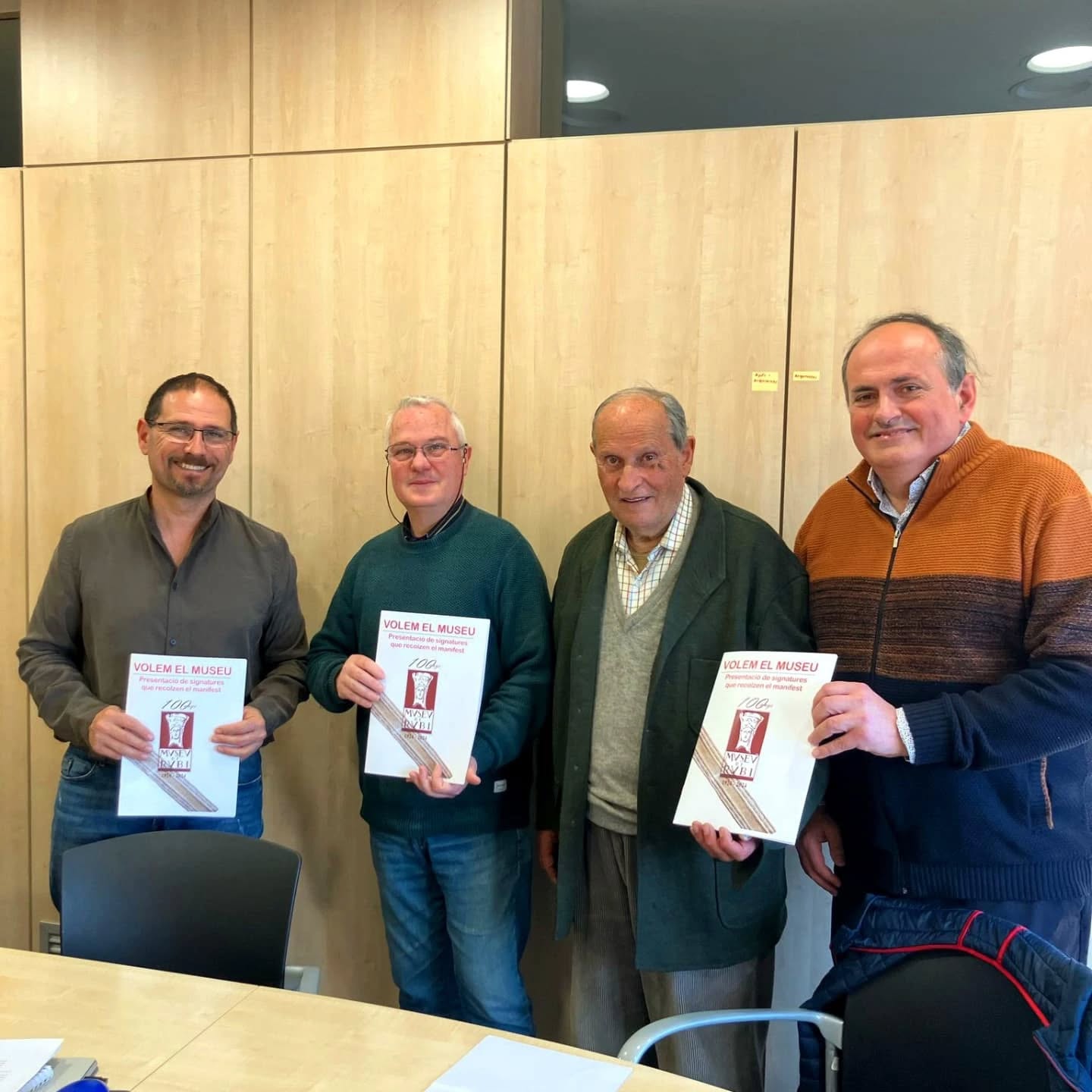 El GCMR entrega més de 800 signatures de suport a la reobertura del Museu. FOTO: Cedida