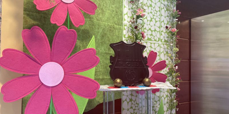 Un gran escut del Barça de xocolata, a l'aparador de la pastisseria Sant Jordi FOTO: Marta Casas Un gran escut del Barça de xocolata, a l'aparador de la pastisseria Sant Jordi FOTO: Marta Casas