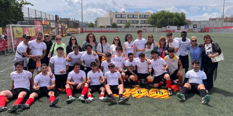 L'Amateur B va celebrar la victòria amb un bonic gest cap a les mares al seu dia de celebració L'Amateur B va celebrar la victòria amb un bonic gest cap a les mares al seu dia de celebració