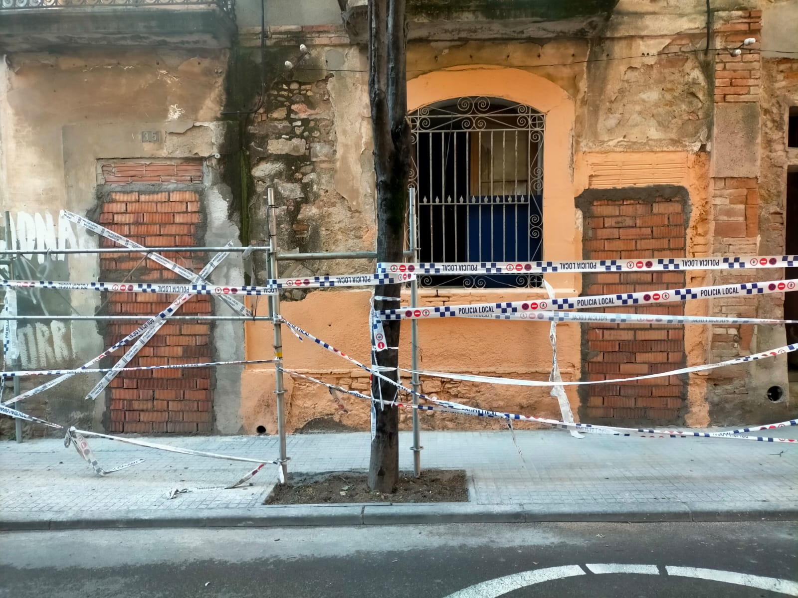 L’Ajuntament tapia els accessos a Cal Corrons. FOTO: Marta Casas