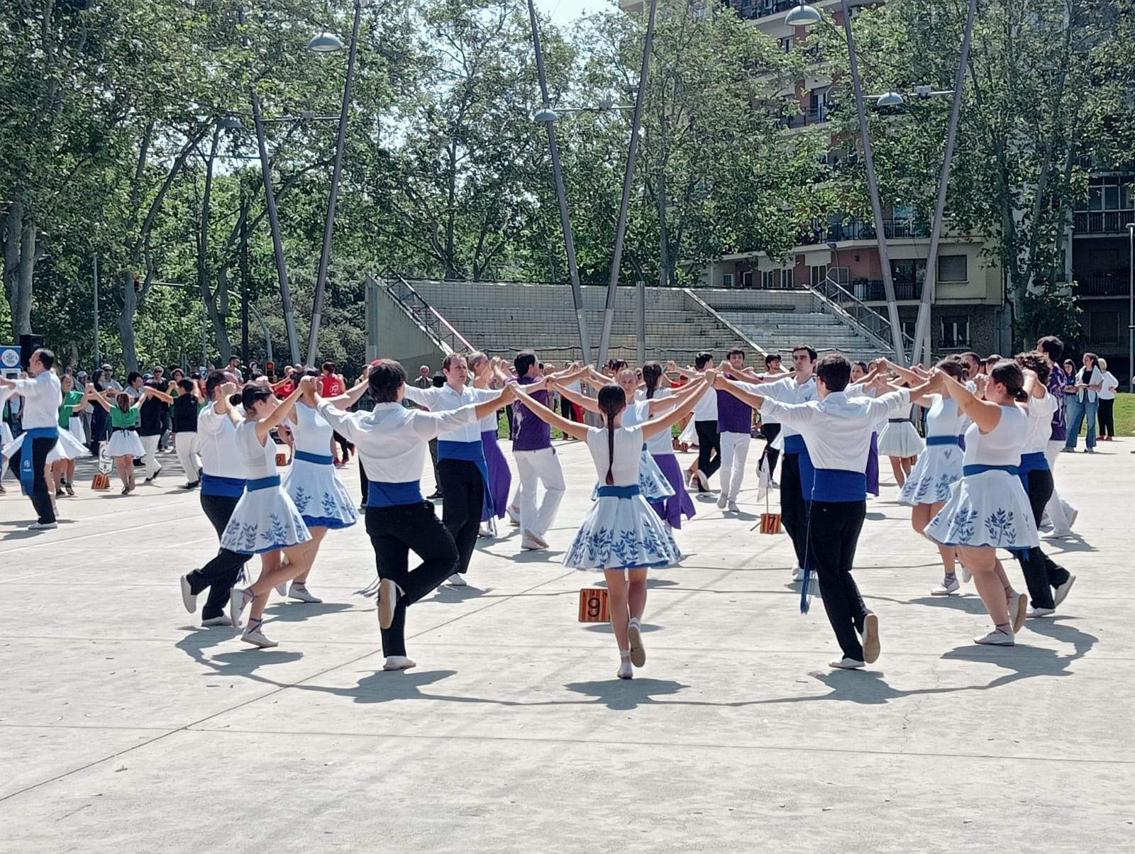 La colla Galzeran al concurs de sardanes de Poble Nou com a colla lliure. FOTO: Cedida