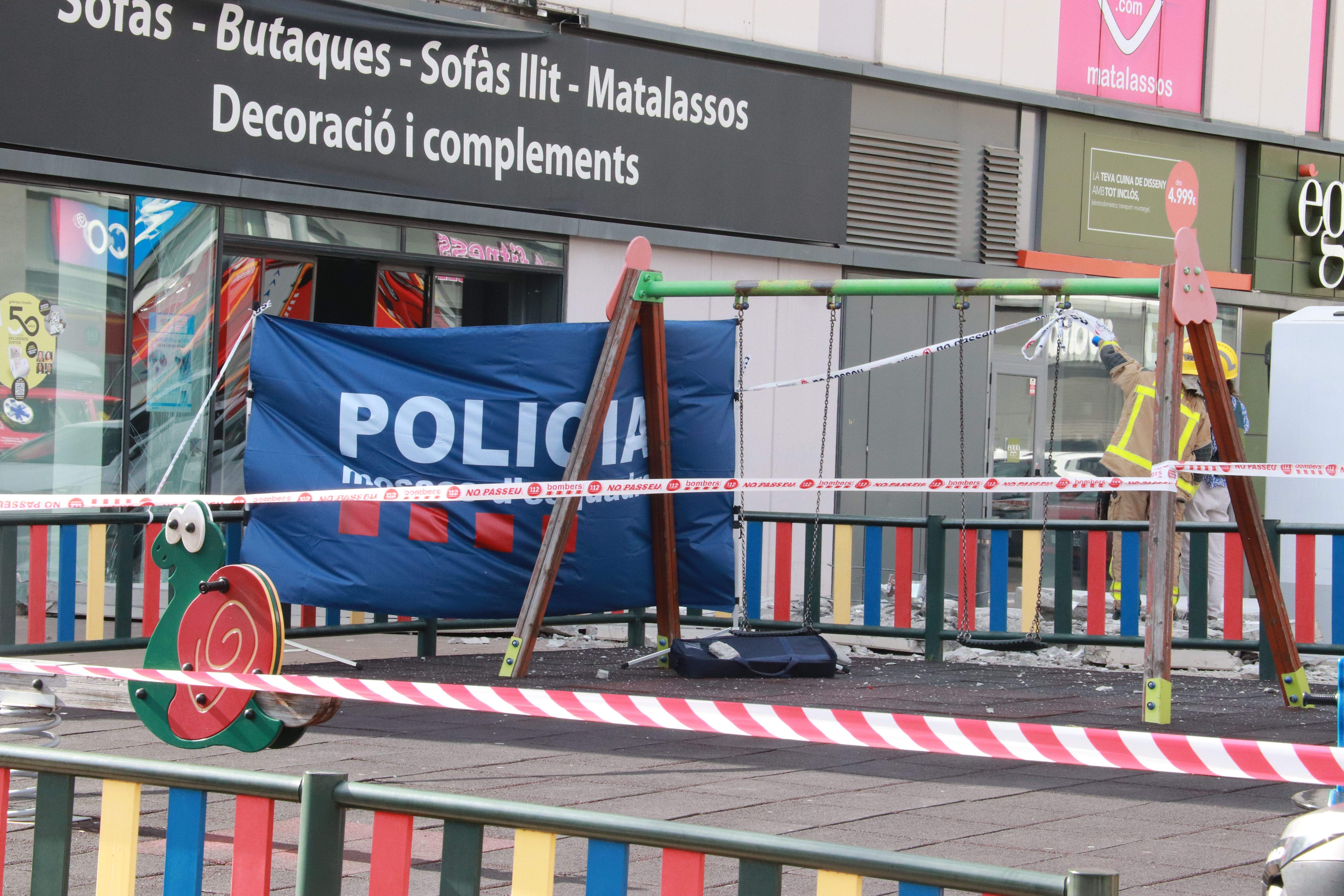 Mor un rubinenc al centre comercial Via Sabadell en caure-li a sobre un plafó de formigó. FOTO: Gemma Sánchez/ACN