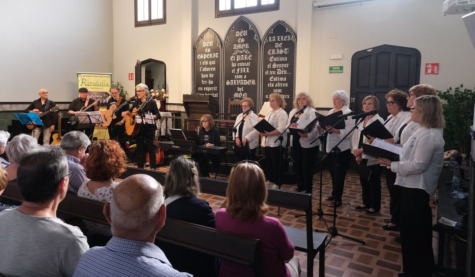 Emotiu homenatge a Miquel Fernández del grup Rondalla Inspiració de l’Associació de la Gent Gran. FOTO: Cedida Emotiu homenatge a Miquel Fernández del grup Rondalla Inspiració de l’Associació de la Gent Gran. FOTO: Cedida