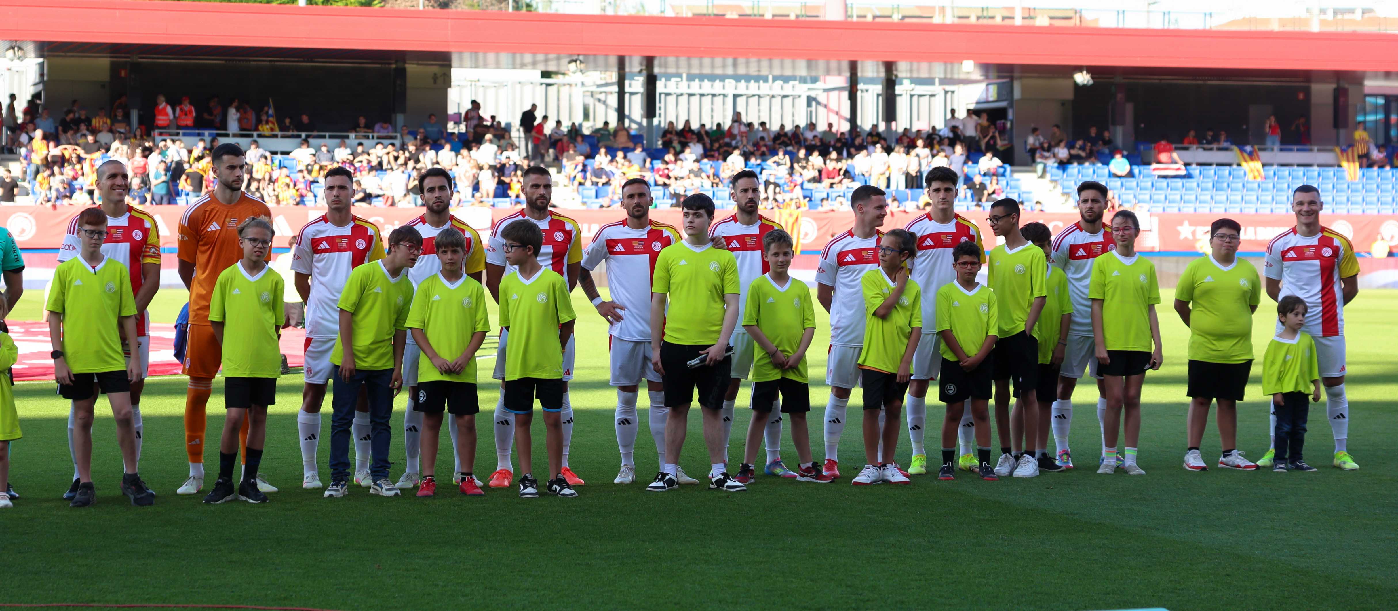 Jugadors i jugadores del CEF Can Mir, amb els titulars del Catalunya-Costa Rica FOTO: FCF