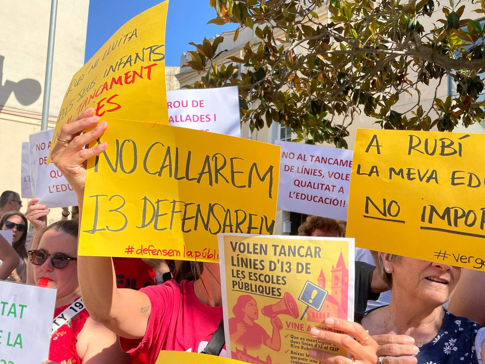 Una cinquantena de persones es manifesten en contra del tancament de línies escolars. FOTO: Redacció