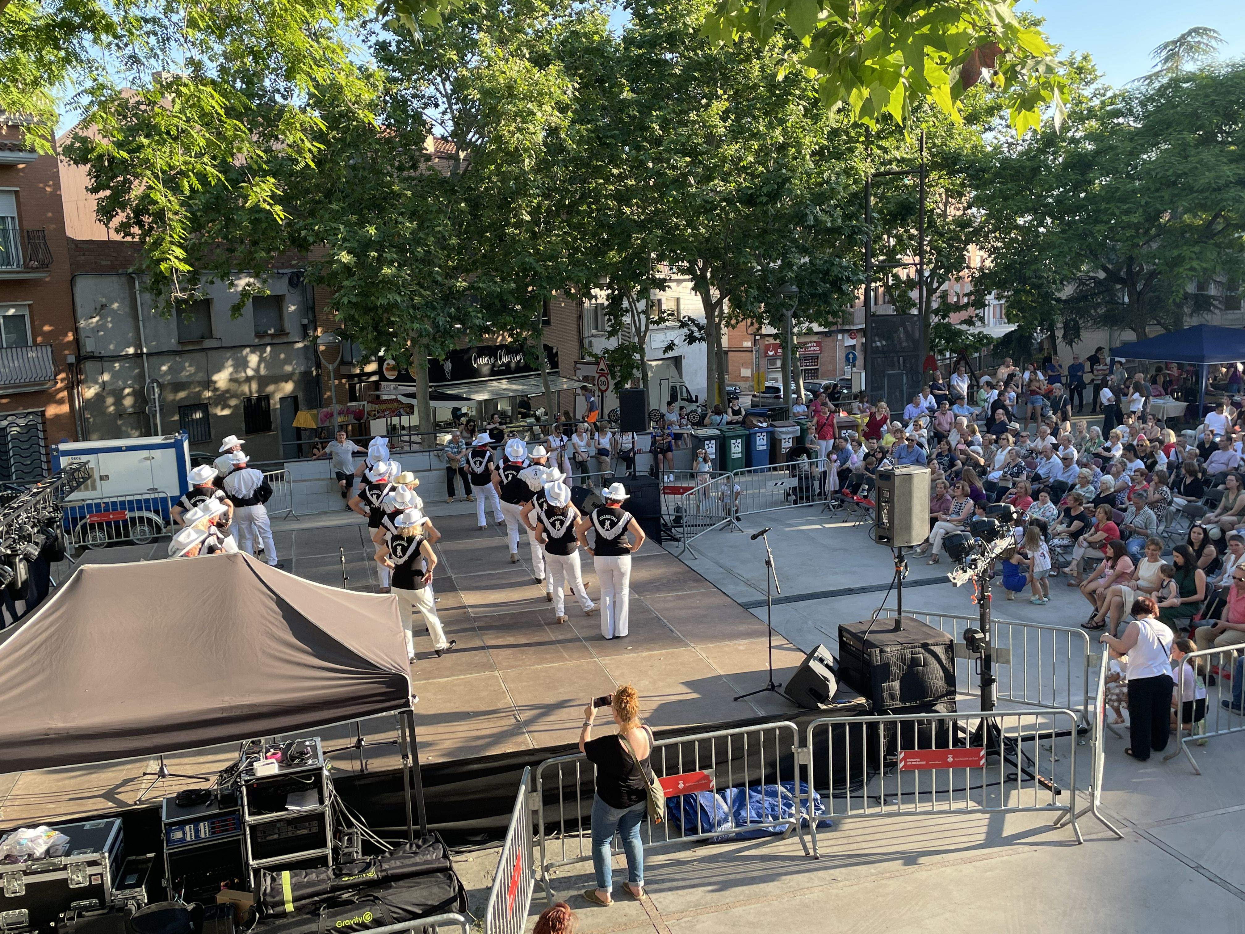 Una mostra de ball en línia a la Festa del barri de Ca n'Oriol FOTO: Marta Casas