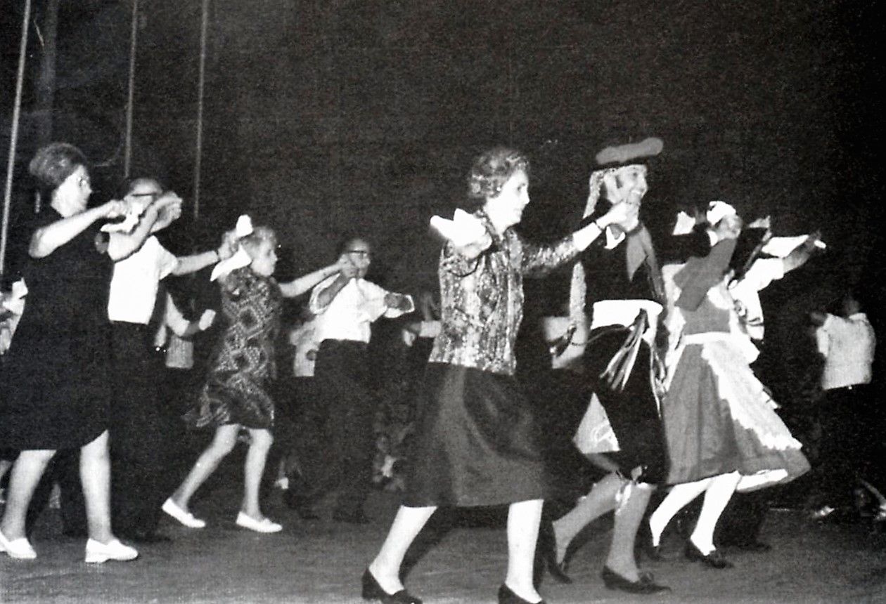 Ballada per part dels veterans que van fundar l'Esbart durant el 50è aniversari de la seva fundació, 1973. FOTO: Arxiu Esbart Dansaire Rubí