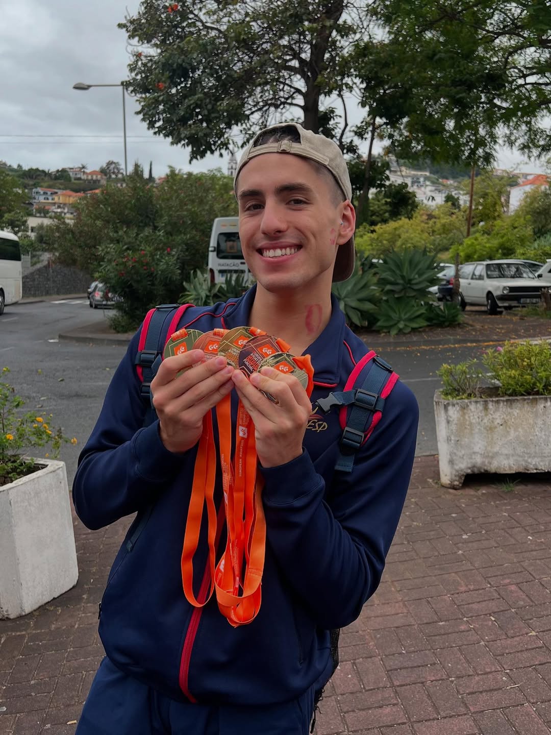 Dennis González, amb les cinc medalles guanyades a Funchal FOTO: IG/Dennis González