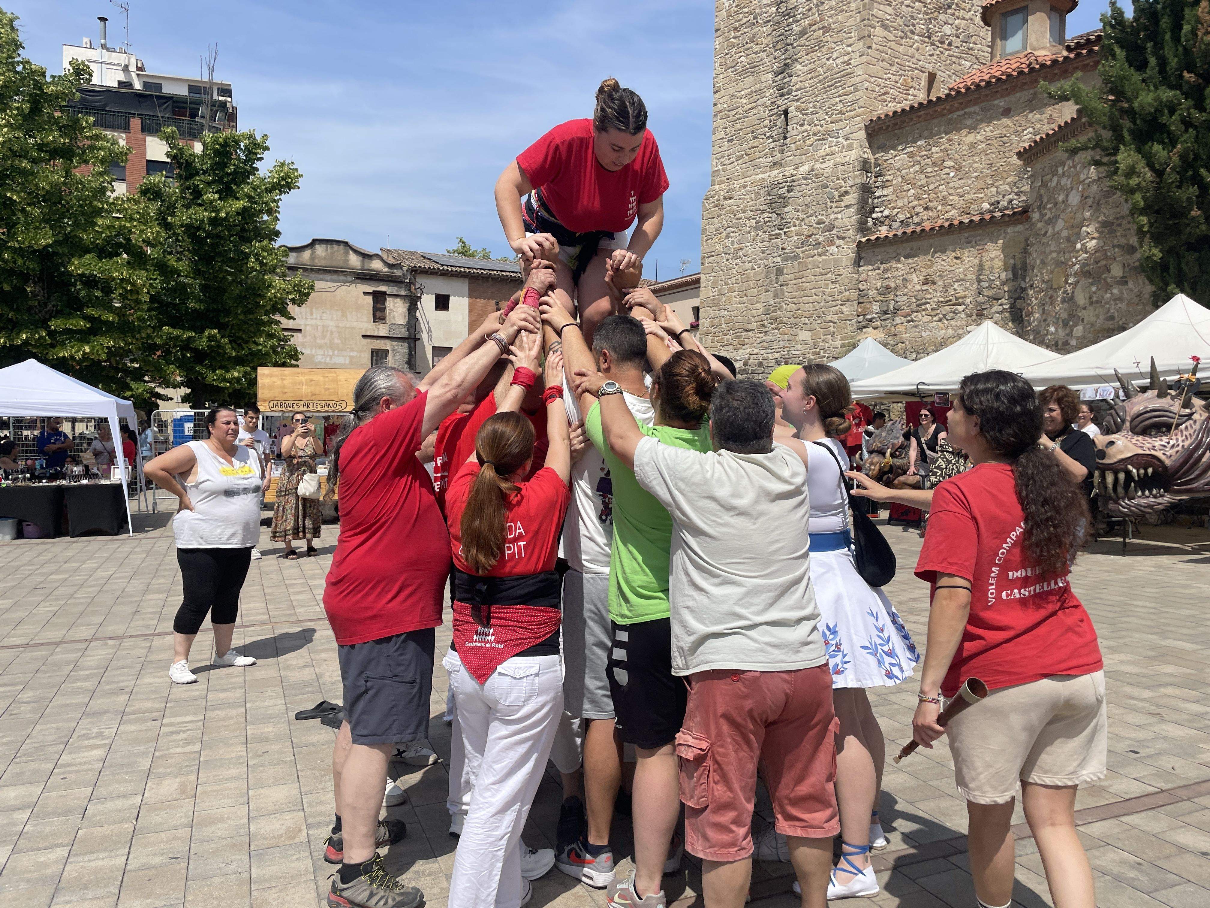 Diables, sardanistes, castellers, pessebristes i geganters fan pinya per l'Associacionisme Cultural a Rubí FOTO: Marta Casas