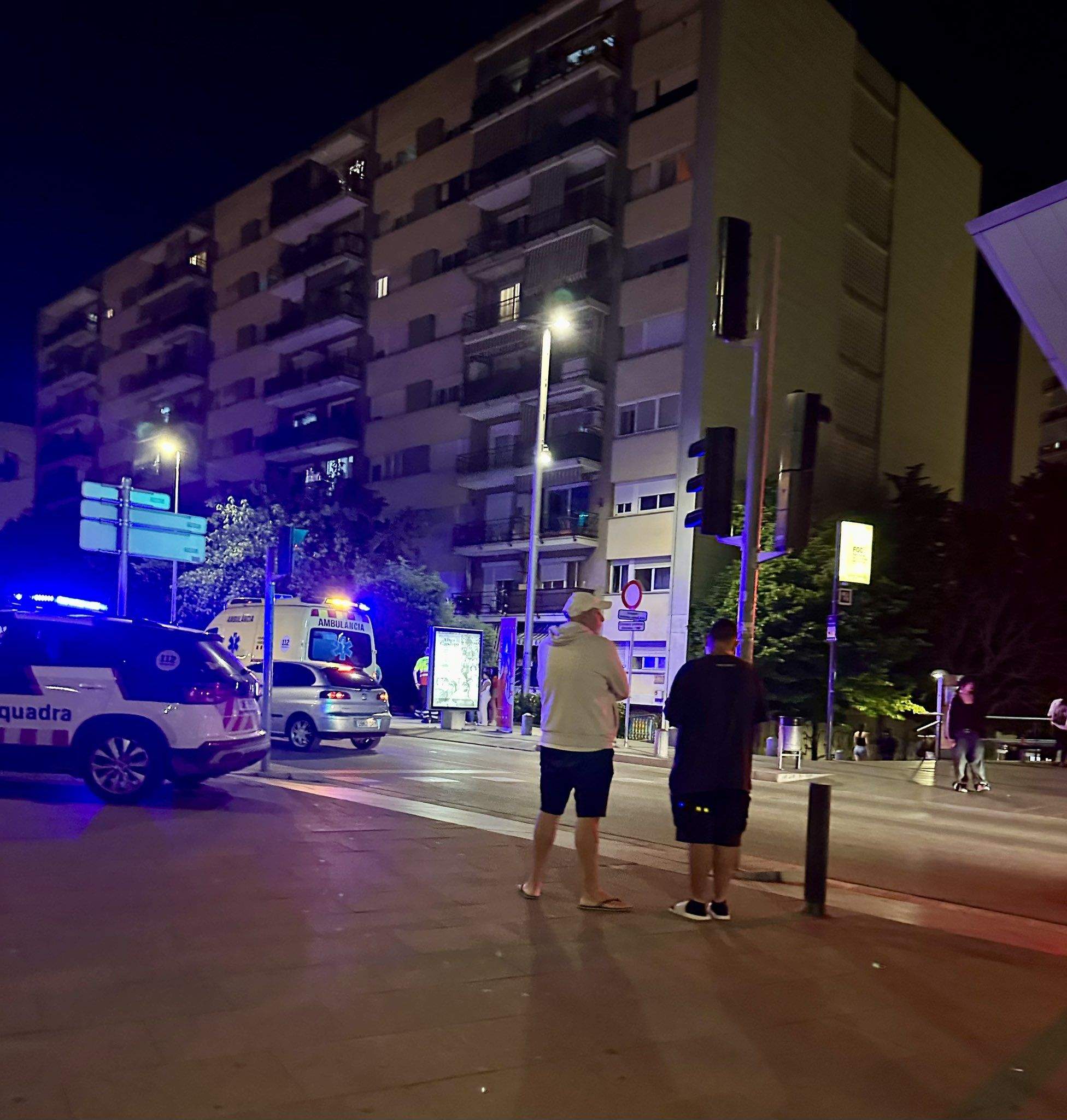 Ambulàncies i policia a les Torres, la matinada de diumenge FOTO: Cedida (@SOSLesTorres)