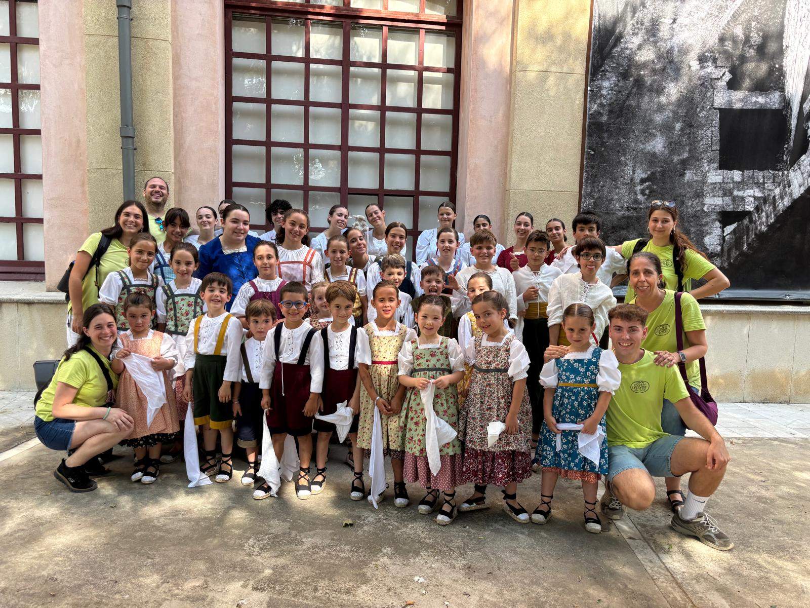 L’escola de l’Esbart de Rubí participa en la cloenda de la 45a edició de la Roda d’Esbarts Catalònia. FOTO: Cedida