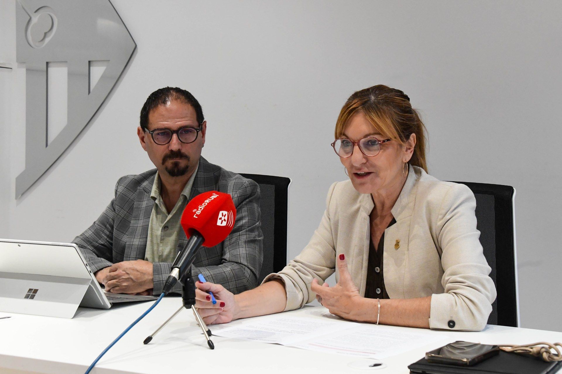 Ana María Martínez i Jordi Arnaiz anuncien la cessió de vuit solars per a habitatge públic a Rubí FOTO: Localpres