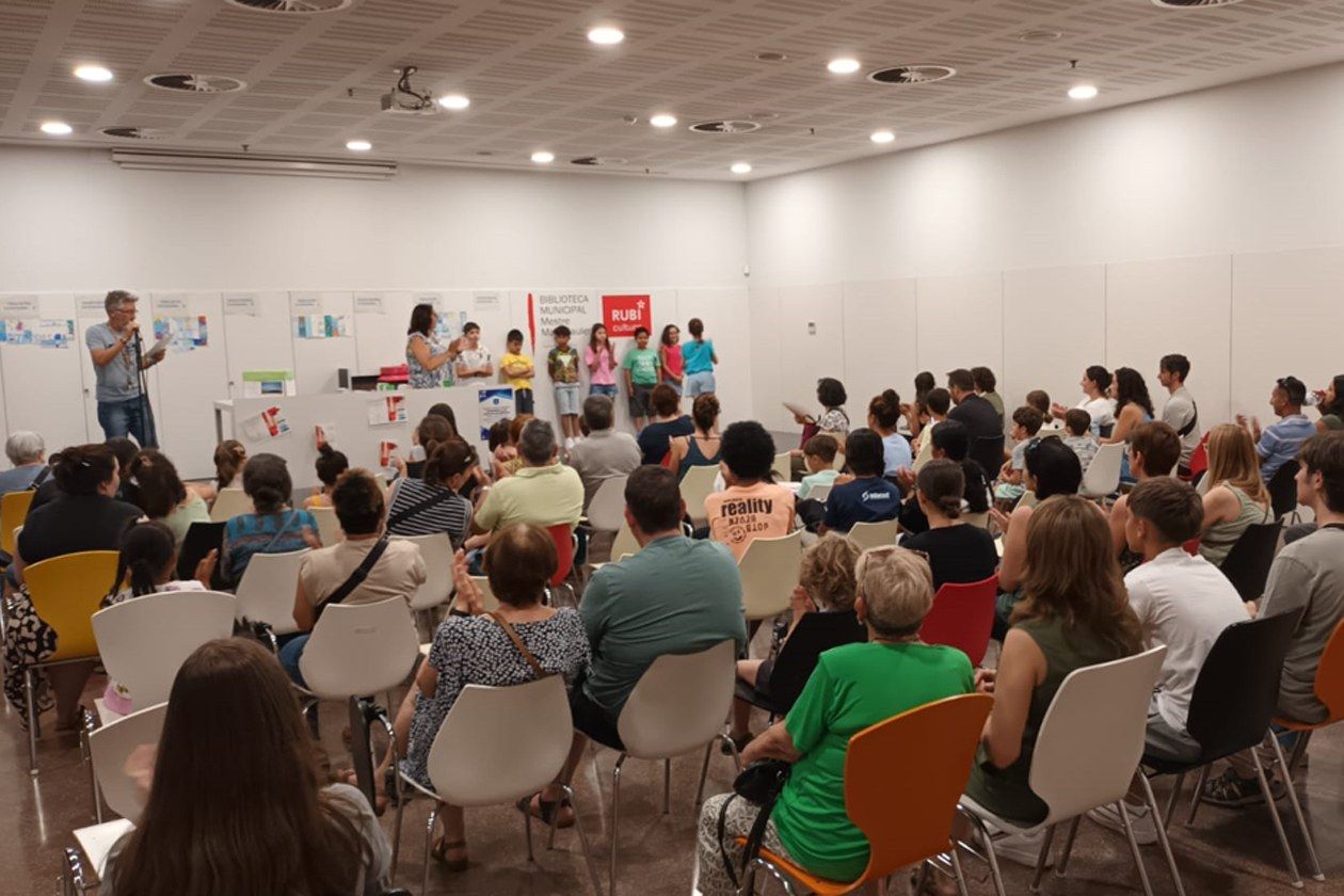 La Biblioteca premia els millors treballs de la 31a edició del Concurs de Punts de Llibre. FOTO: Ajuntament de Rubí