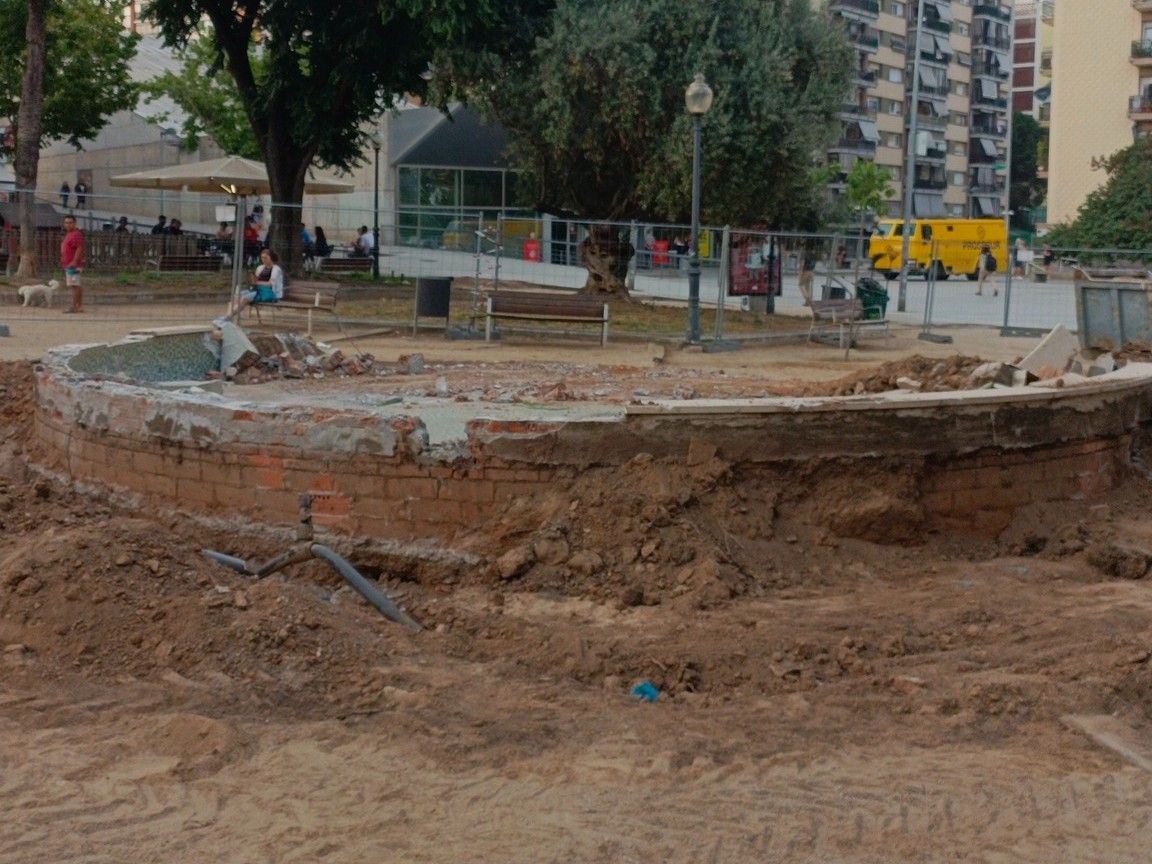 Una de les fonts de la plaça Doctor Pearson s'està enderrocant FOTO: Rubí d'Arrel