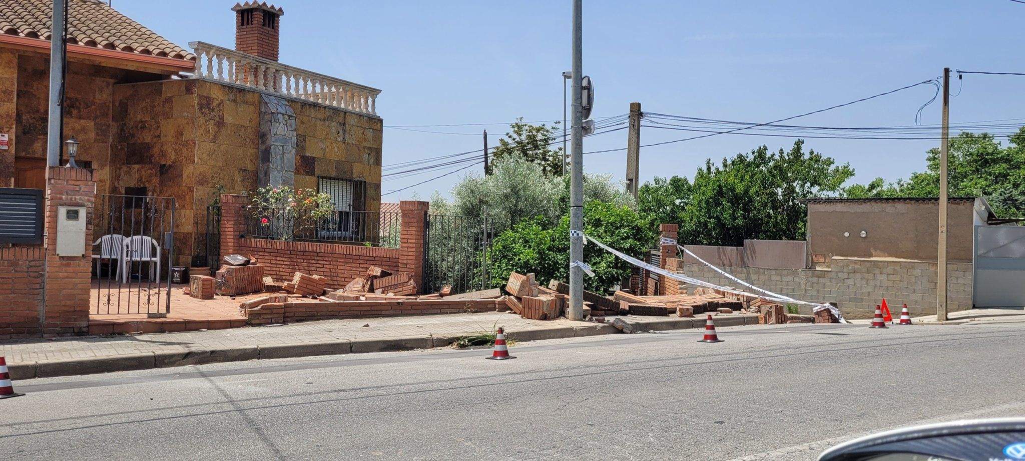 Un vehicle xoca contra una casa i enderroca part del mur. FOTO: Cedida