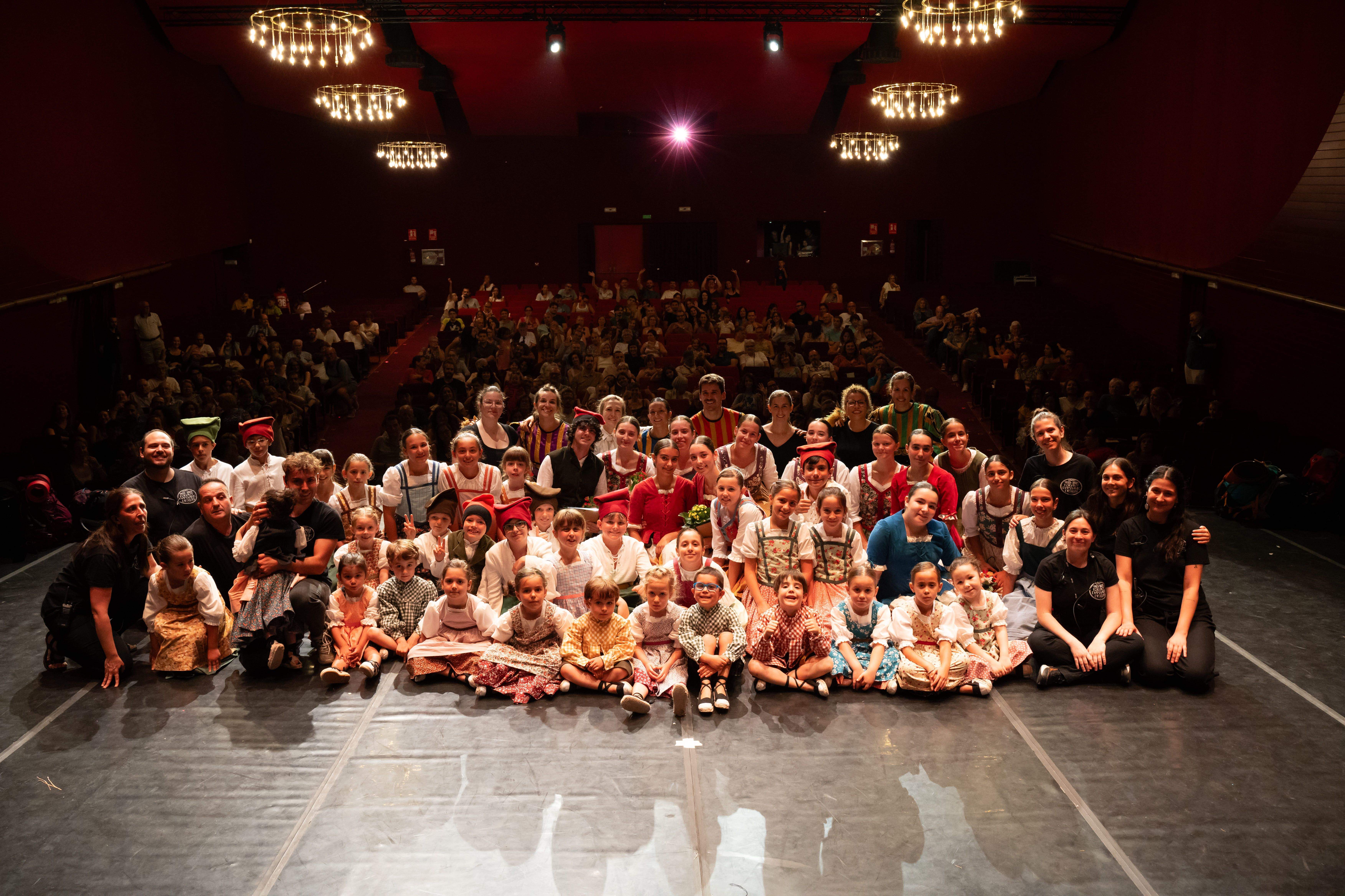 L’escola de l’Esbart dansaire tanca el curs amb l’espectacle “Postals”. FOTO: Cedida/Josep Llamas