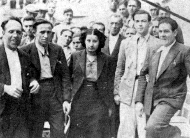 L’anarquista rubinenca Rosina Roura amb diversos companys, 1936