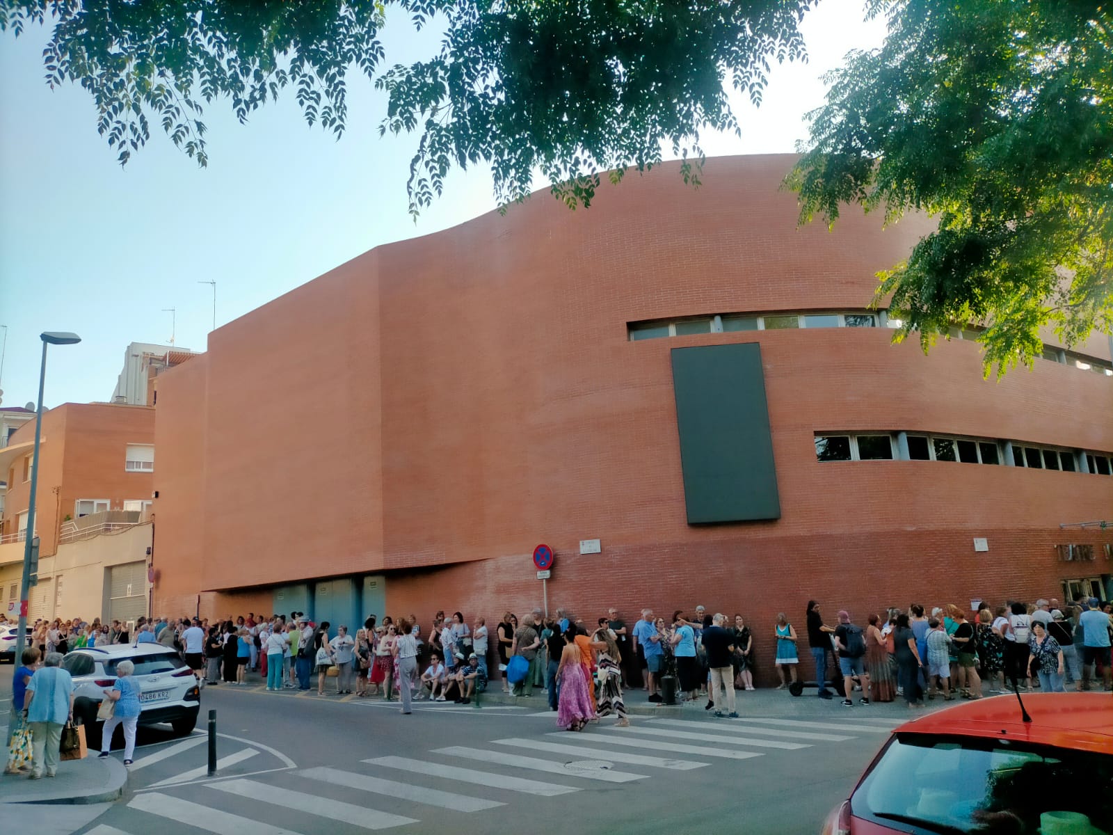 La cua per aconseguir entrades dels espectacles de Festa Major donava la volta l'edifici. FOTO: Marta Casas