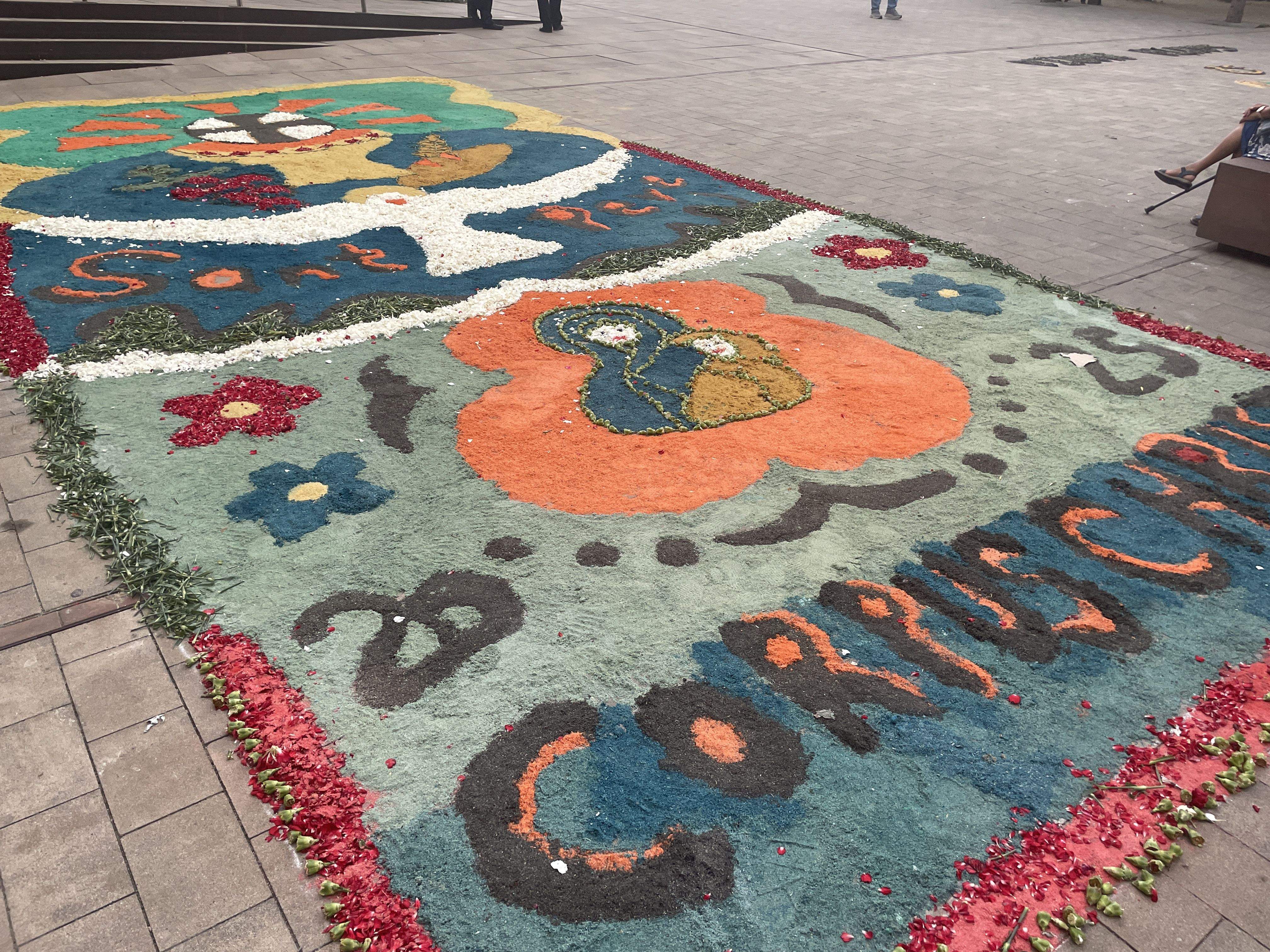 Les catifes florals han omplert la plaça del Doctor Guardiet aquest diumenge FOTO: Marta Casas