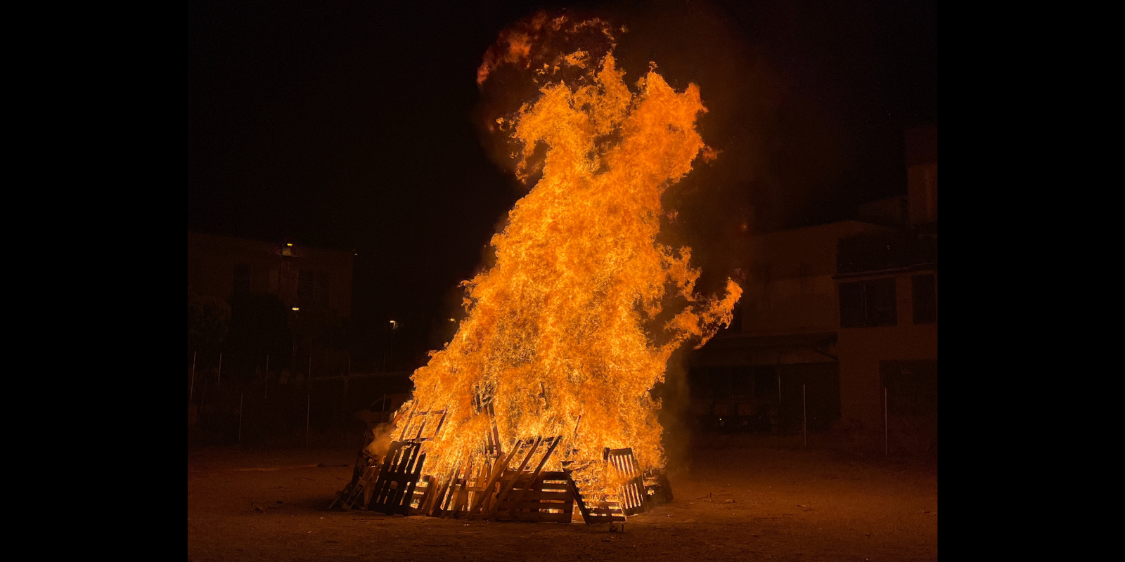 Foguera a Rubí durant la revetlla de Sant Joan. FOTO: Estela Luengo