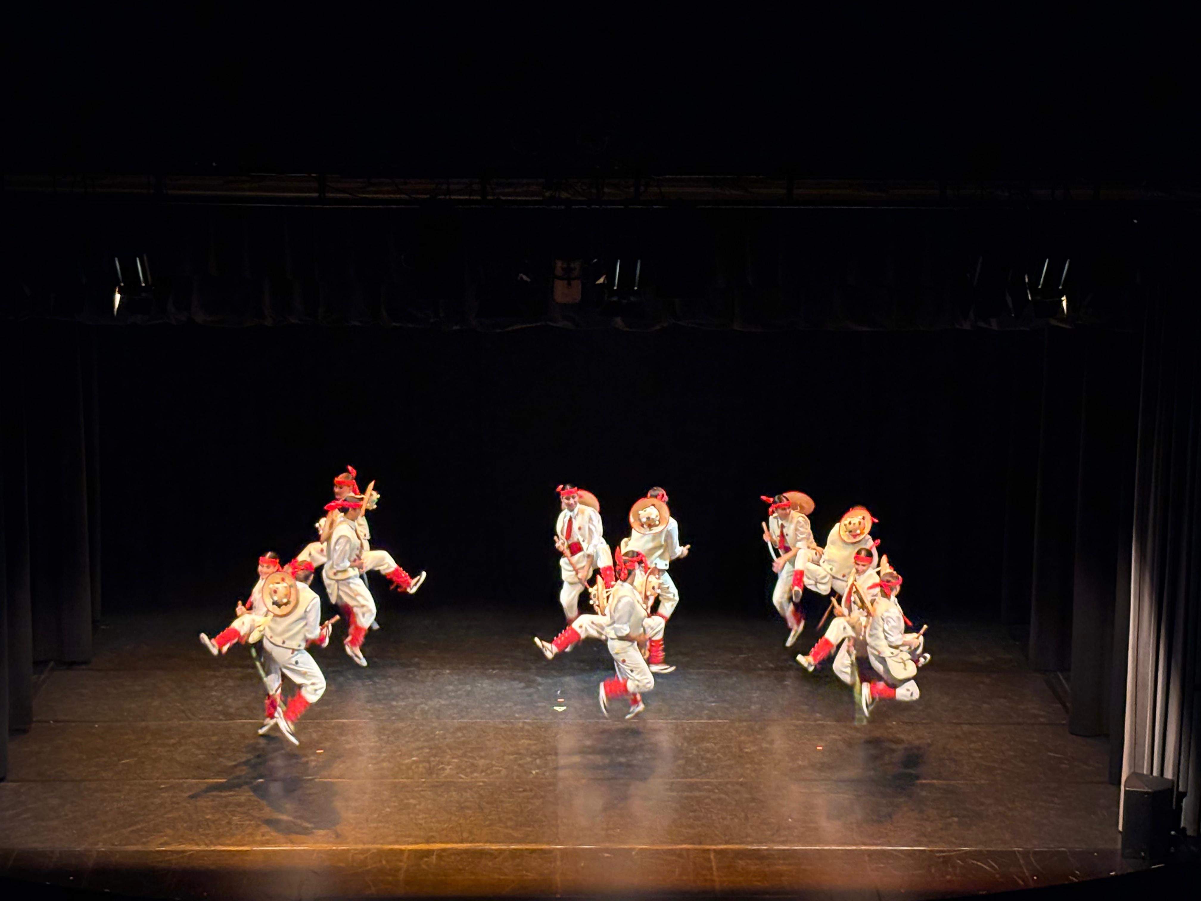 L’Esbart de Rubí balla a Badalona el primer programa de l’Adriana Monté com a directora artística. FOTO: Cedida