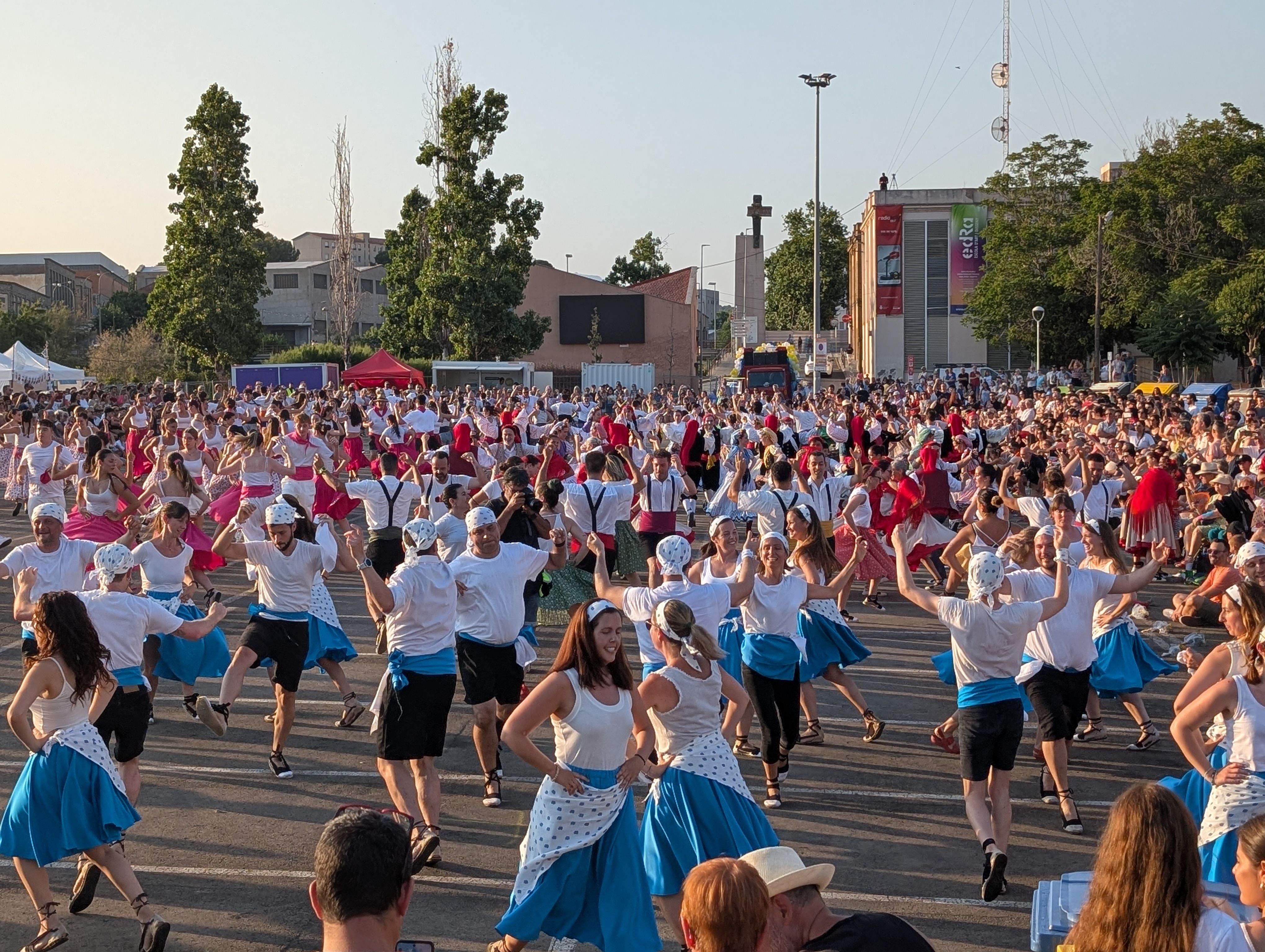 Una ballada de rècord: Les Gitanes al Carrer arriben als 1.000 dansaires. FOTO: E.L.