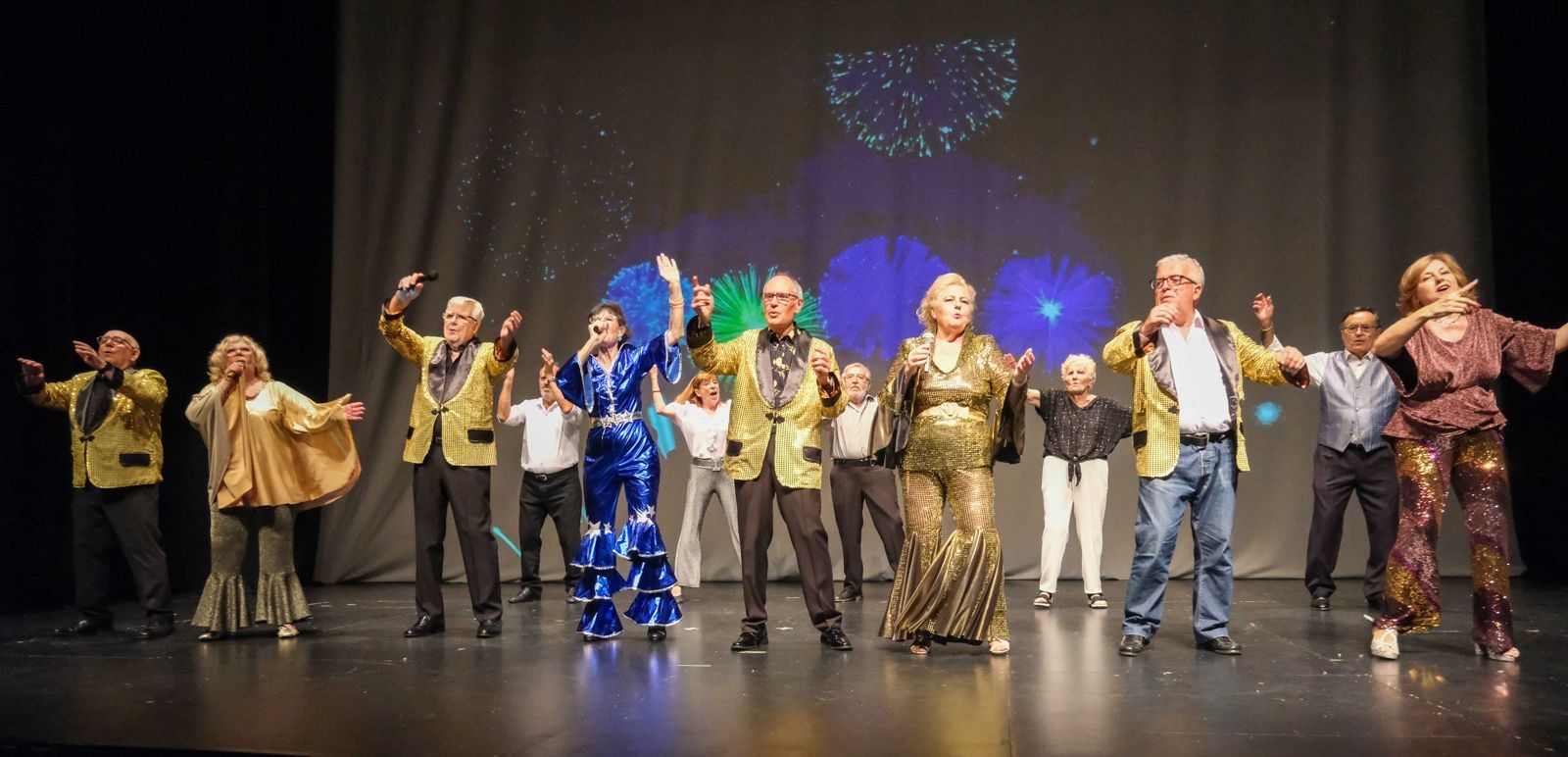 El grup CasalXou de l'AGGR actua en el marc de la Festa Major amb coreografies de Pilar Gubienes. FOTO: Cedida
