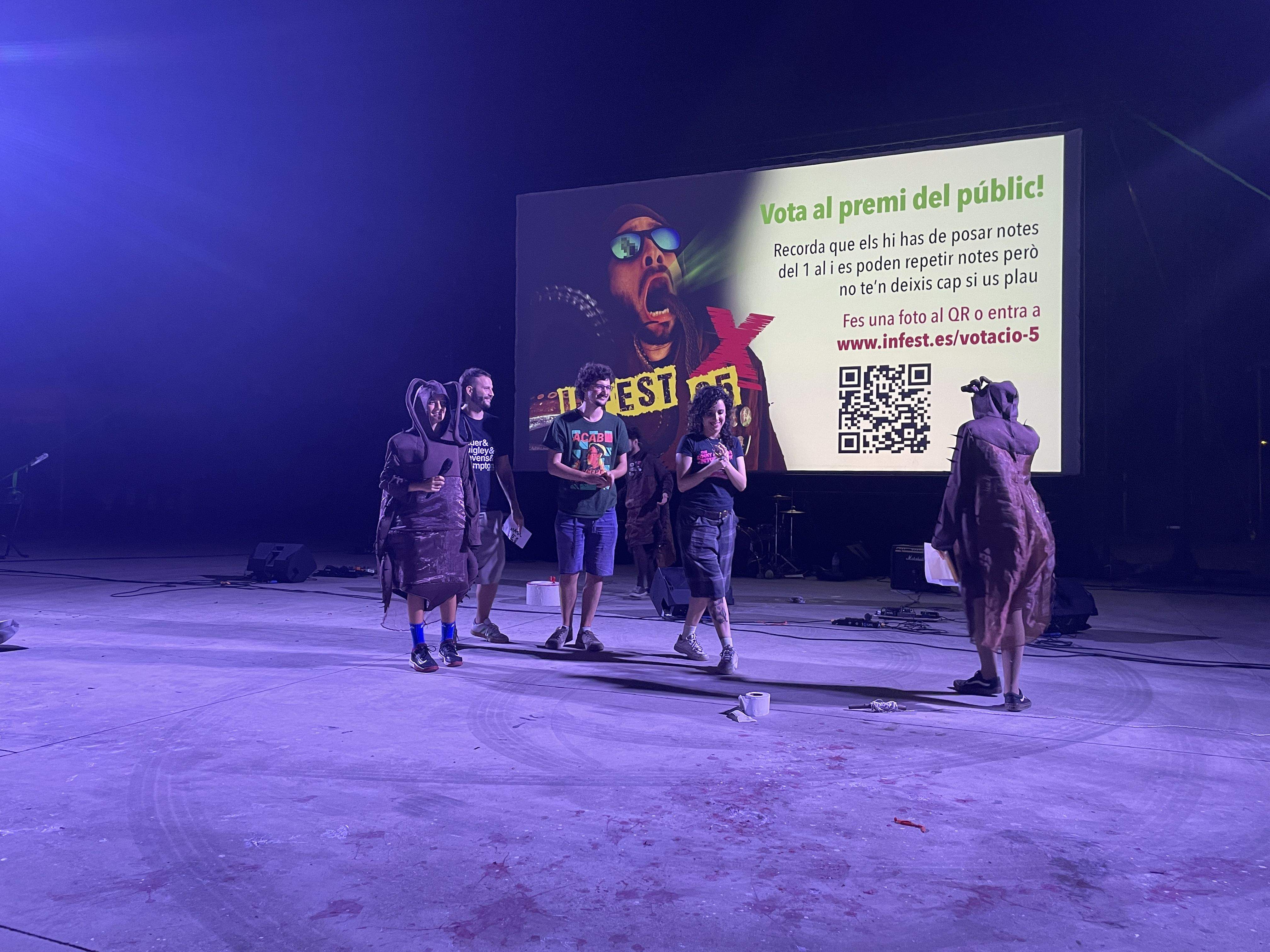 El jurat de l'Infest i les cuques anuncien el curt guanyador del Festival FOTO: Marta Casas