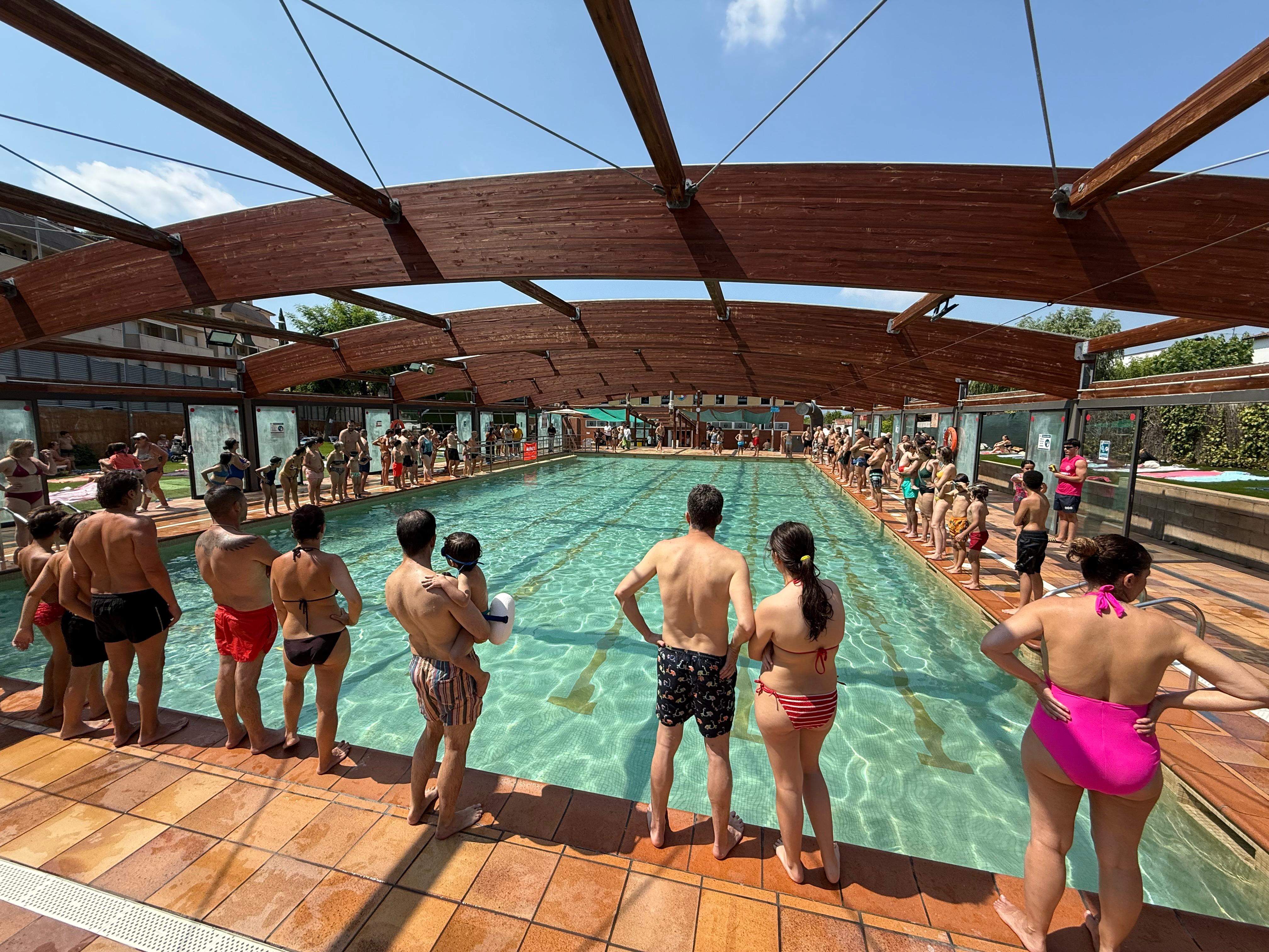 Prop d’un centenar de persones es mullen per l’esclerosi múltiple al Club Natació Rubí. FOTO: Cedida / CN Rubí