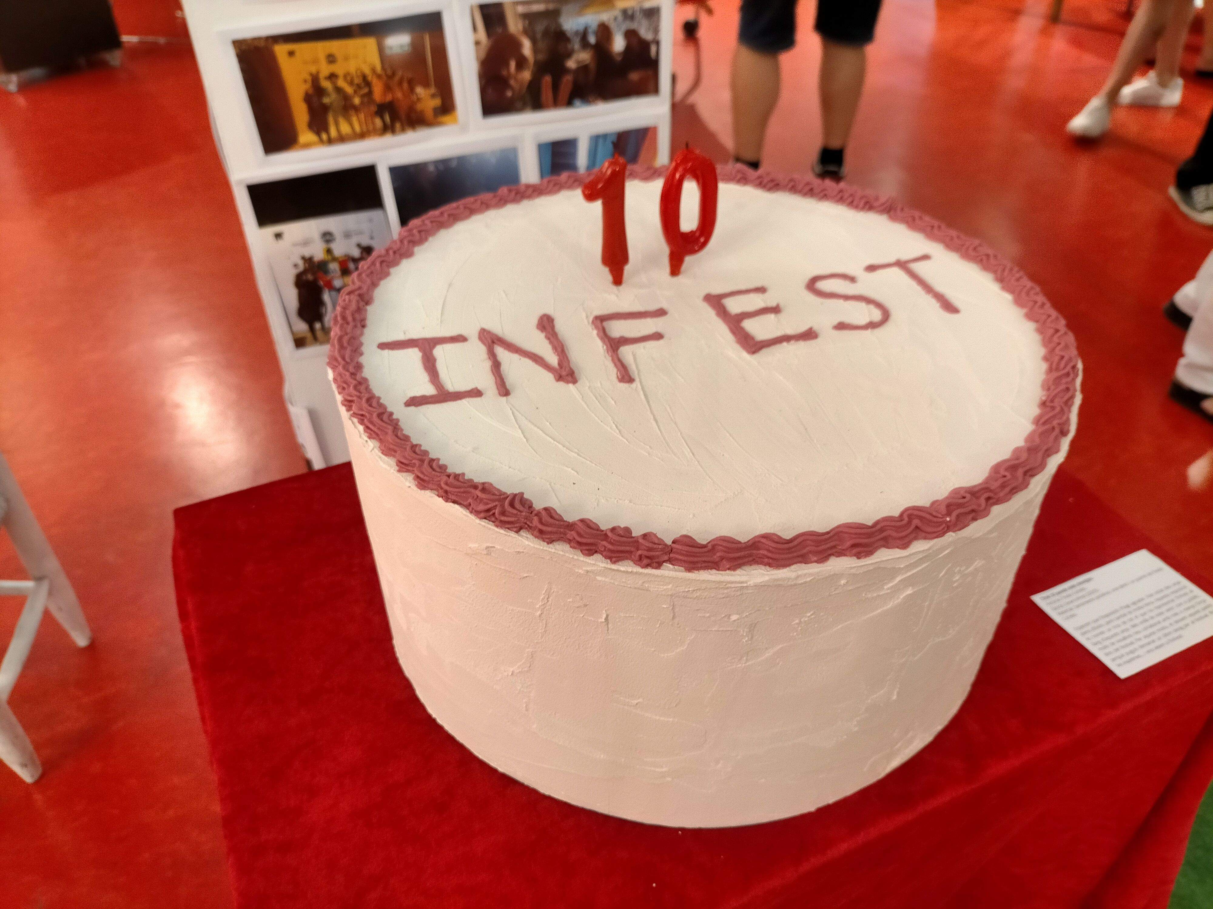 El pastís d'aniversari de l'Infest, un dels objectes del Museu FOTO: Marta Casas