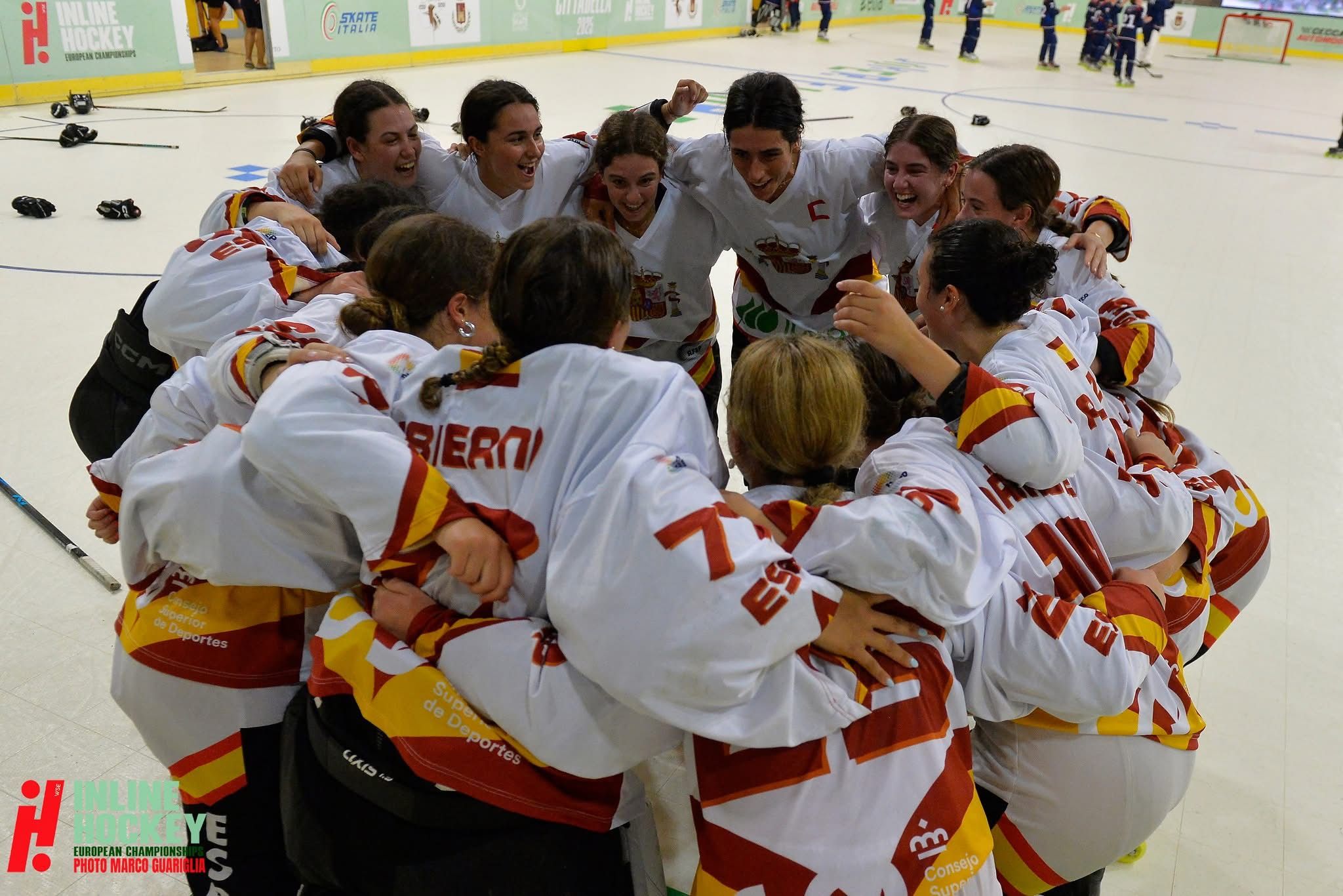 Victòria de la selecció absoluta femenina, amb quatre integrants del Cent Patins FOTO: RFEP