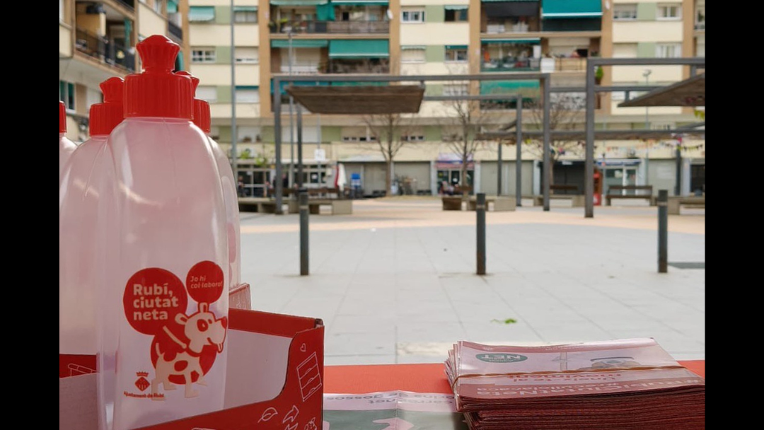 Més de 500 tutors de gossos han recollit la seva ampolla reutilitzable entre maig i juliol. FOTO: Ajuntament de Rubí