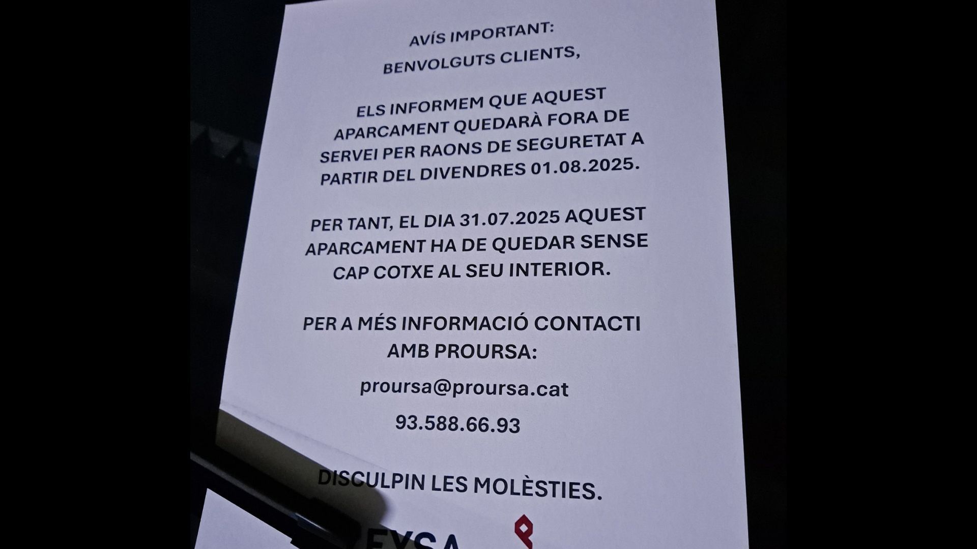 Un dels cartells informant del tancament del pàrquing de la plaça Salvador Allende FOTO: X (Twitter)