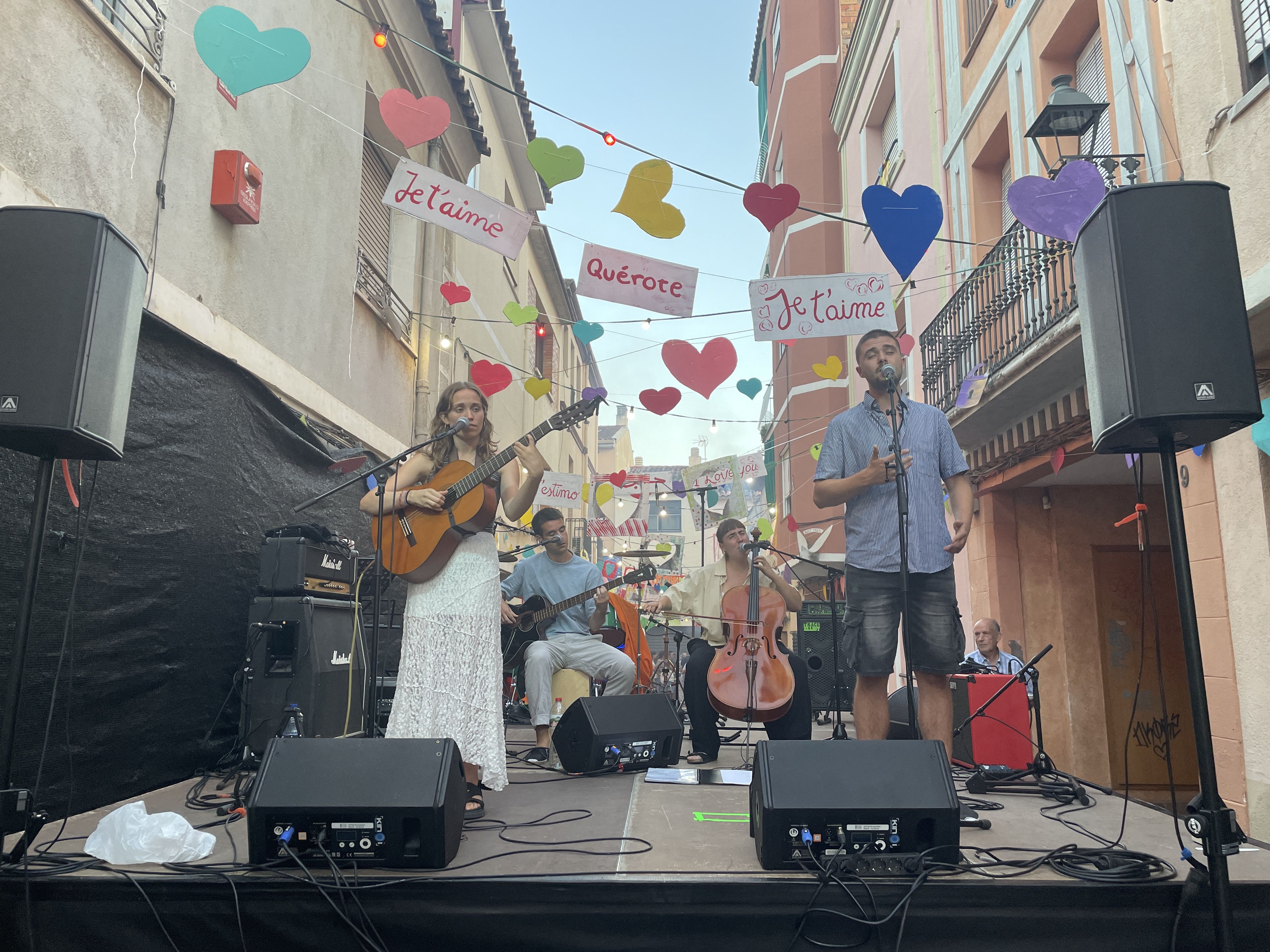 Molt d'amor a les 180es Festes del carrer Sant Jaume FOTO: Marta Casas