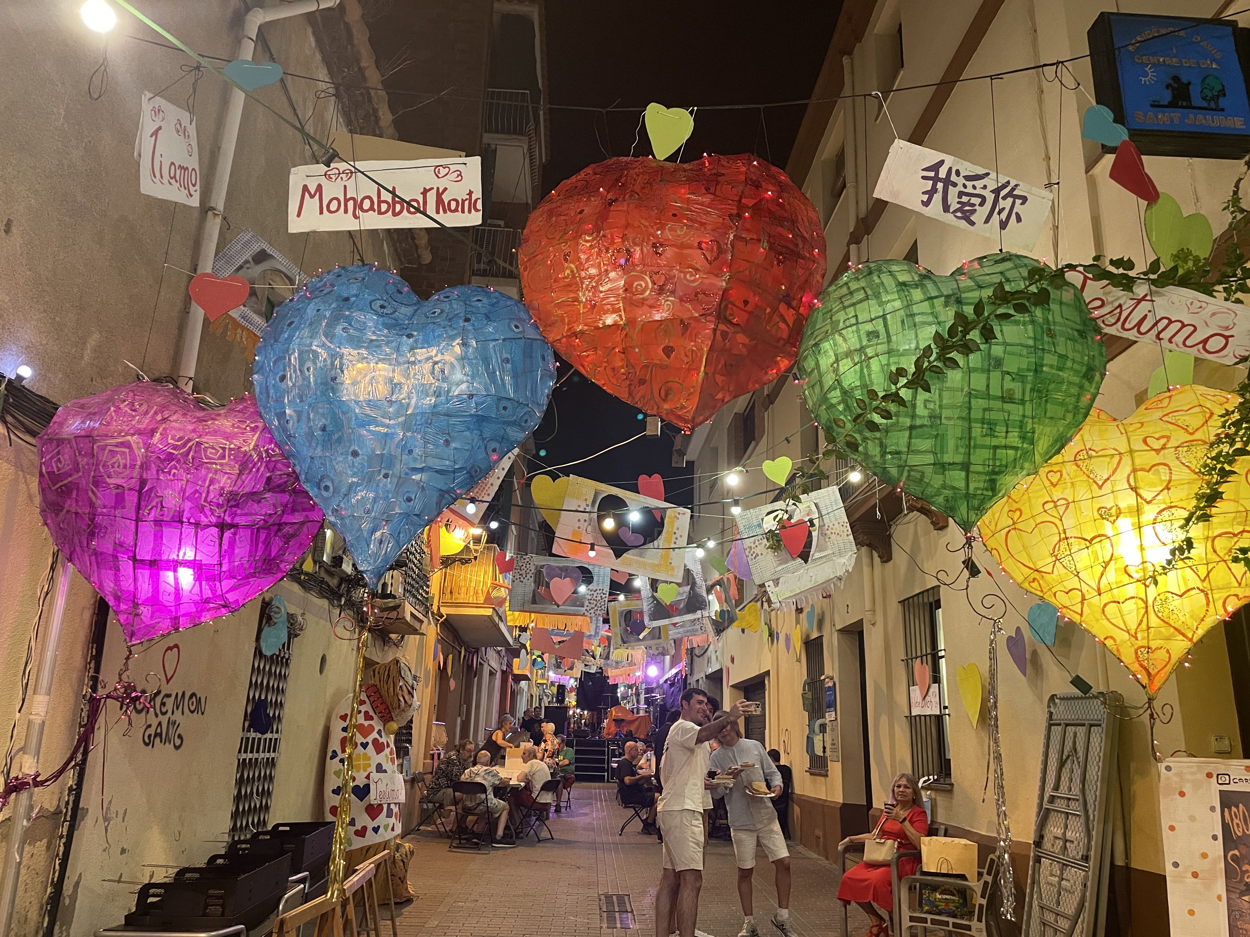 Molt d'amor a les 180es Festes del carrer Sant Jaume FOTO: Marta Casas