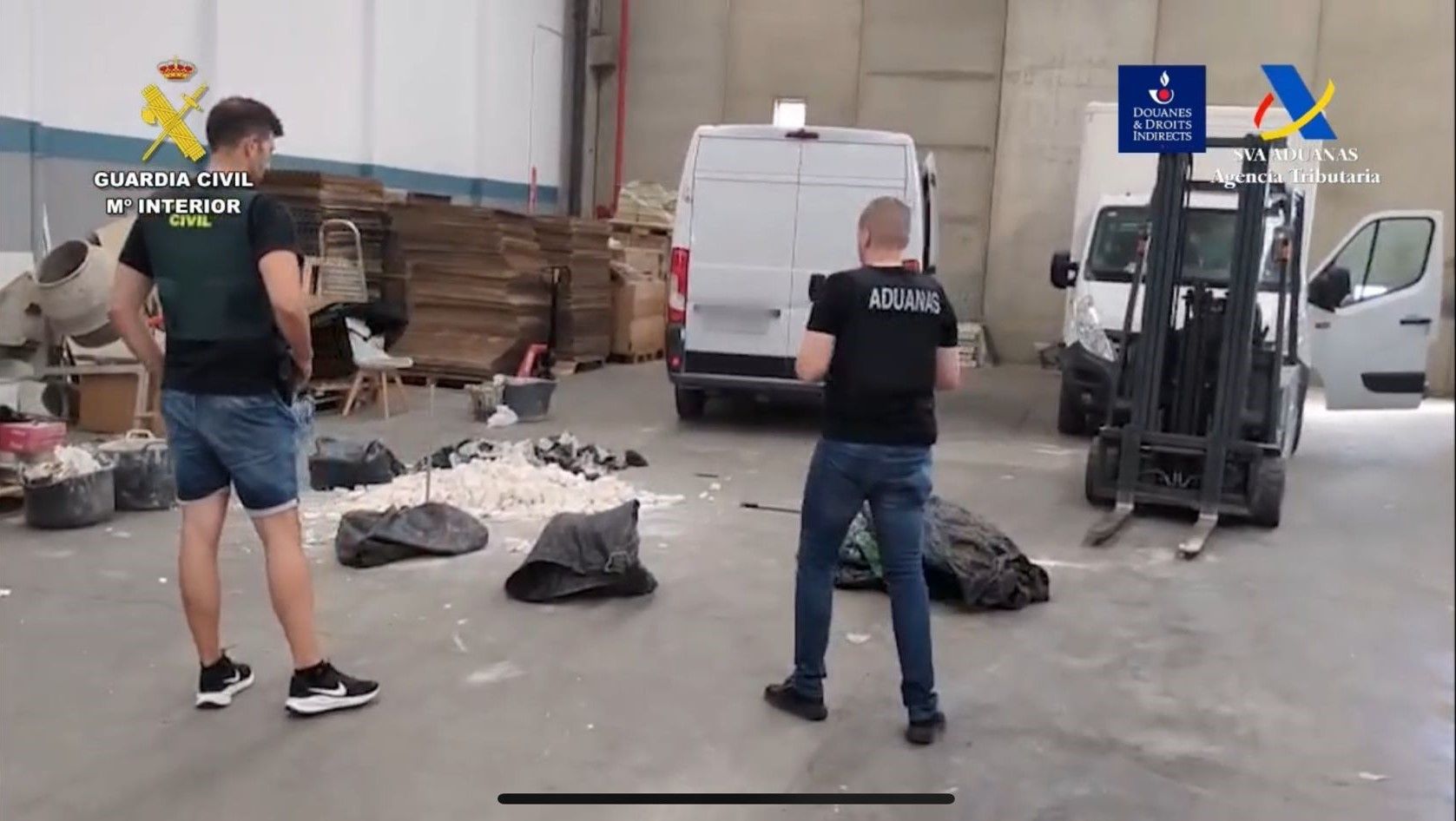 Escorcollen una nau a Rubí i troben material vinculat al cultiu de marihuana. FOTO: Guàrdia Civil