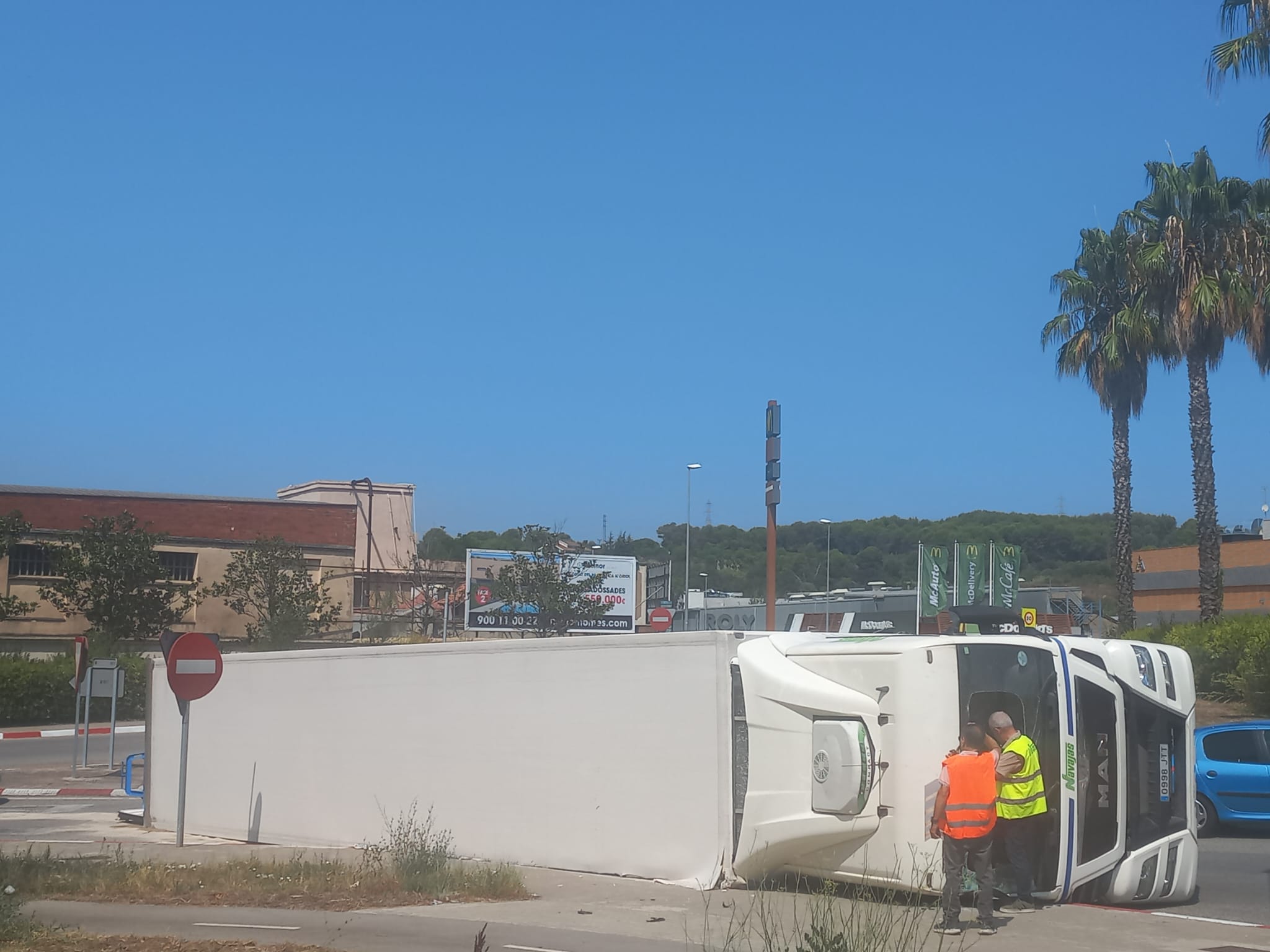 El camió bolcat a la rotonda del McDonald's de Rubí FOTO: Cedida