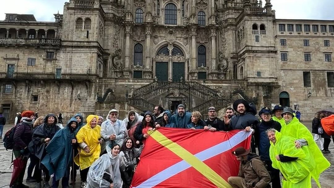 La Irmandade planta la bandera de Rubí davant la catedral de Santiago FOTO: IG/Irmandade Galega