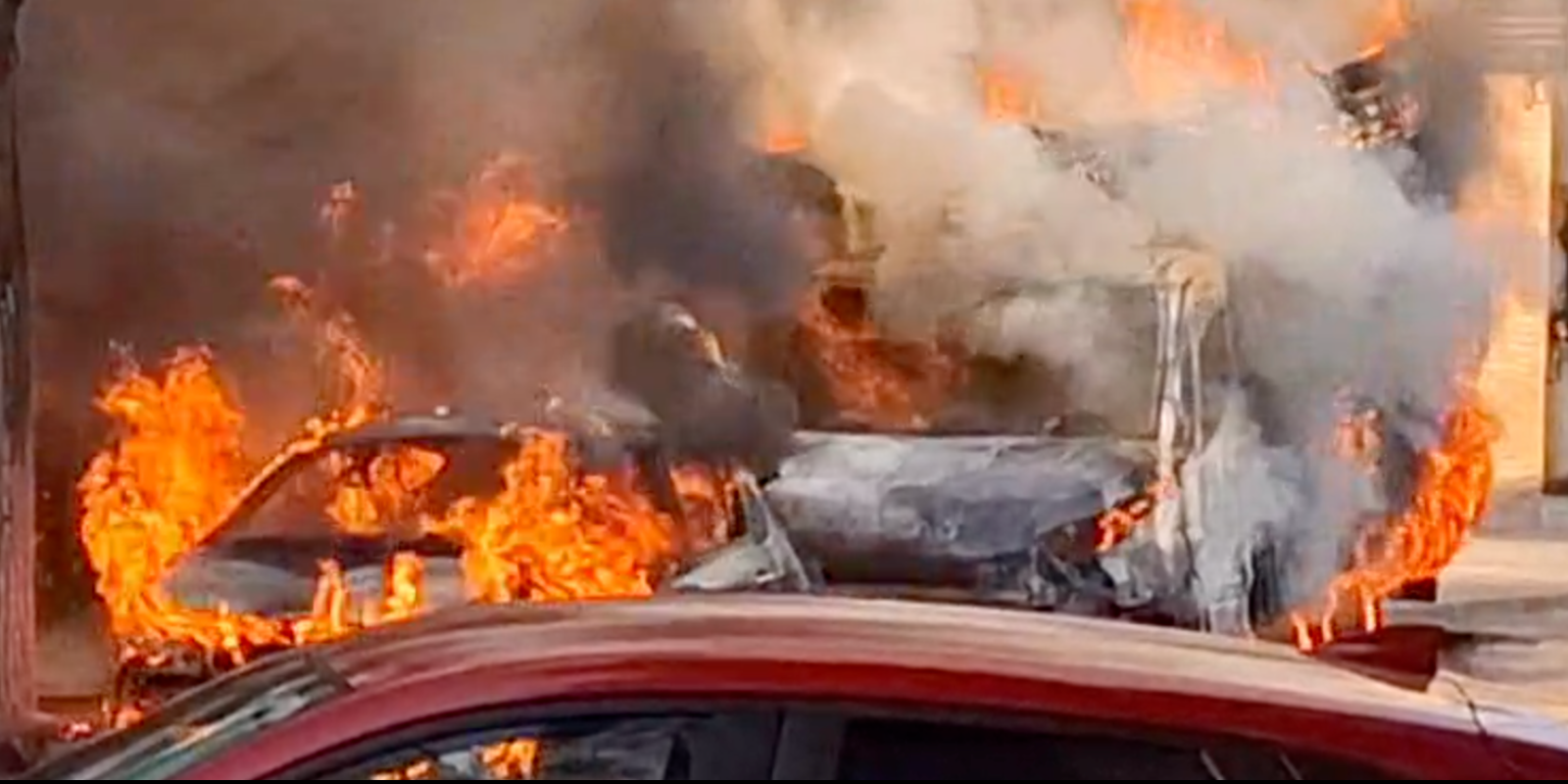 L'incendi ha afectat diversos vehicles i habitatges. FOTO: Albert Roma (Cedida)