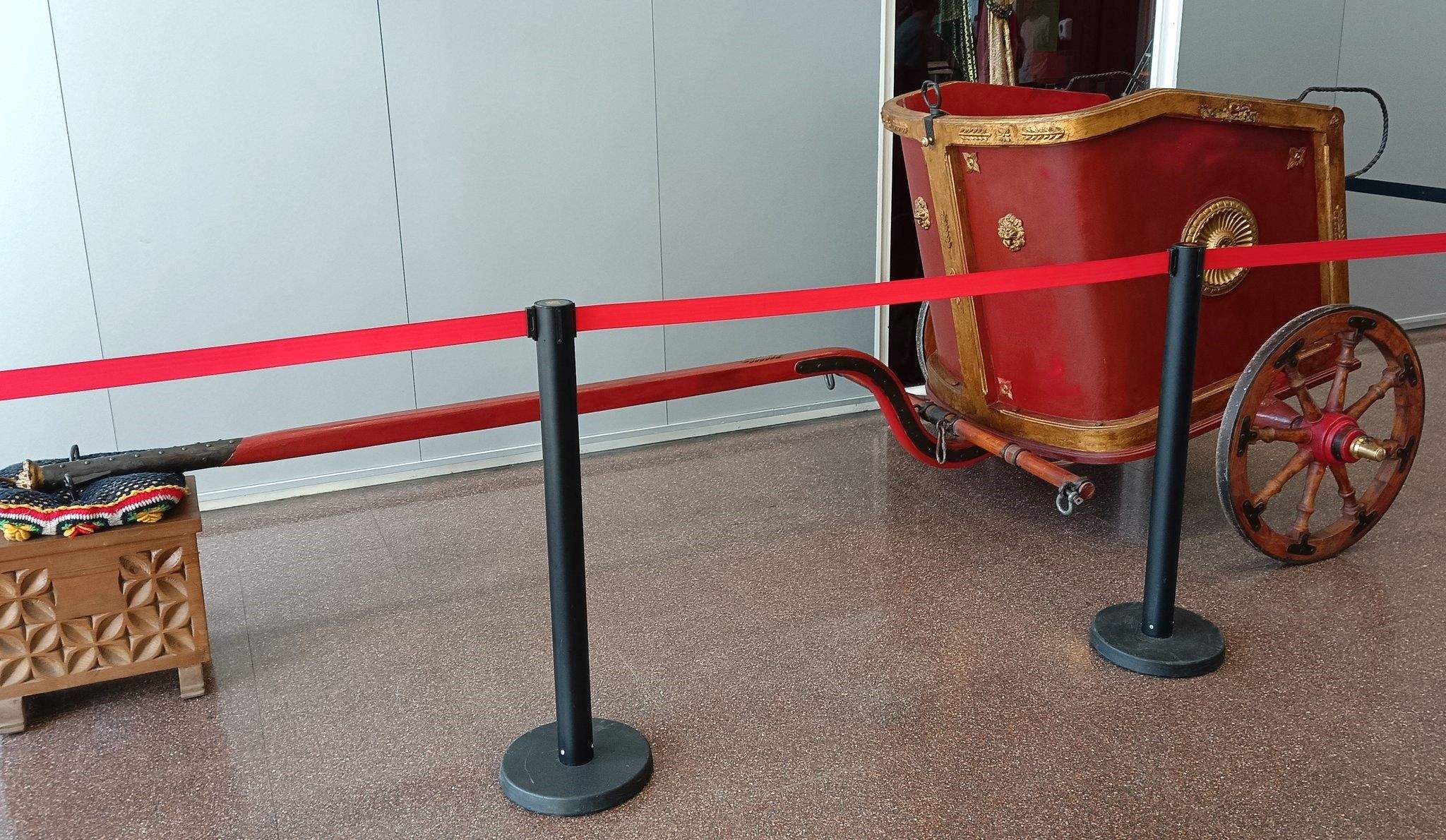 La rèplica de la biga romana es pot veure al vestíbul de la biblioteca Mestre Martí Tauler FOTO: Jordi Vilalta