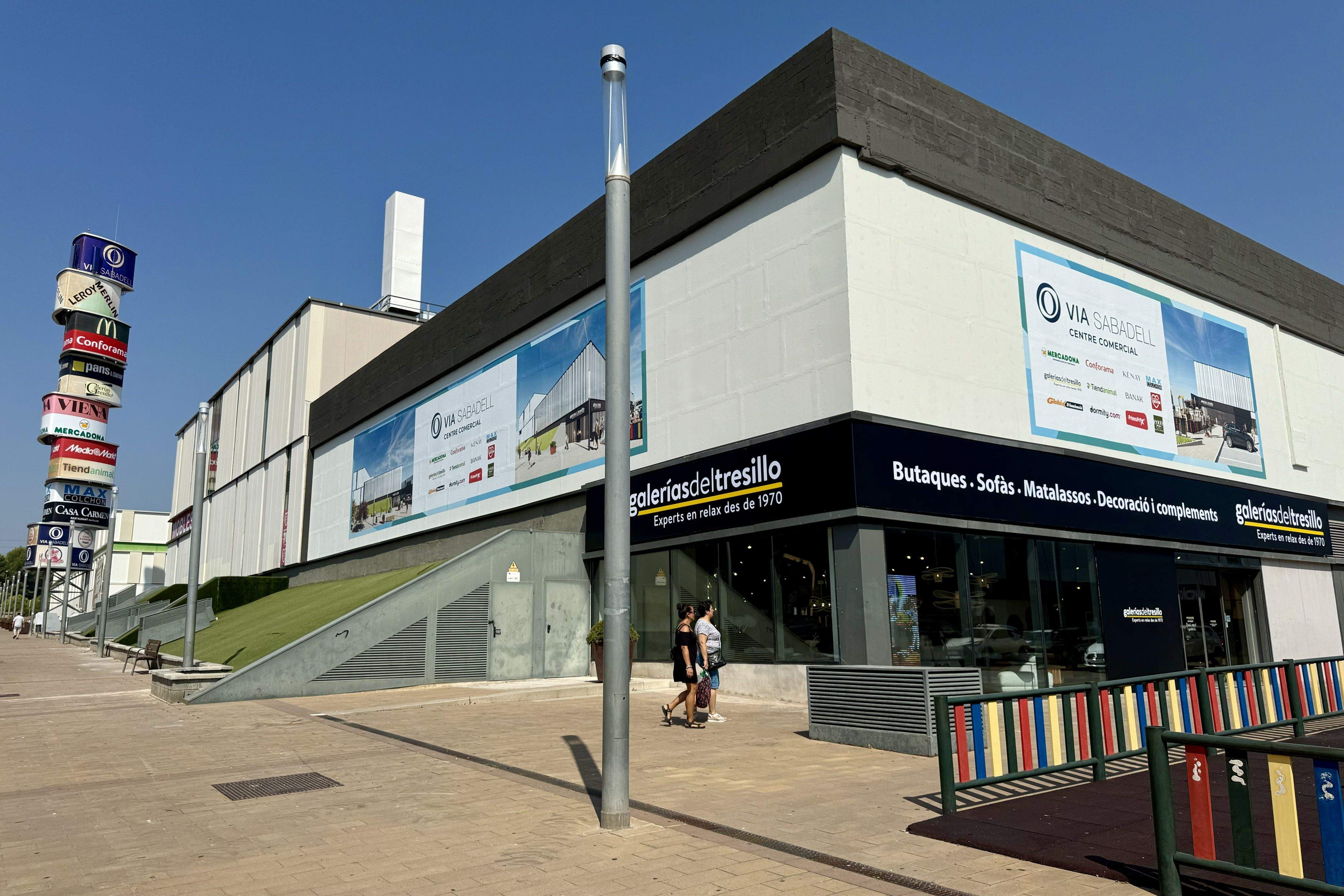 Aspecte actual de la façana d'on es va desprendre la llosa que va provocar la mort d'un veí de Rubí FOTO: ACN/Albert Segura