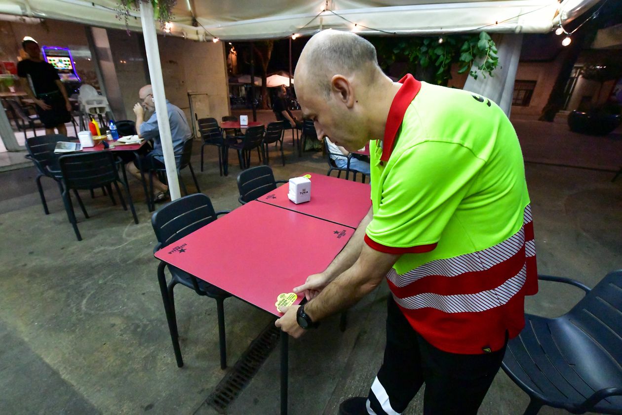 L'equip de serenos ha repartit adhesius a les terrasses dels bars per fomentar la convivència FOTO: Ajuntament de Rubí