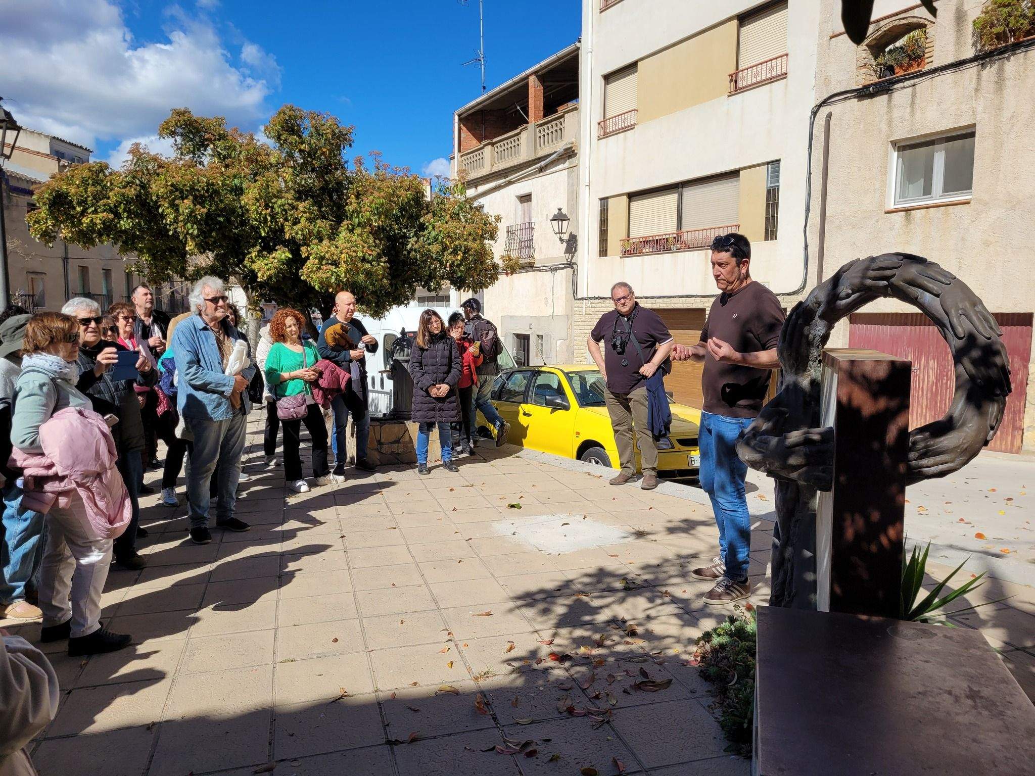 L'historiador i exalcalde Miquel Perelló va ser el guia dels visitants rubinencs FOTO: Centre d'Estudis Rubinencs