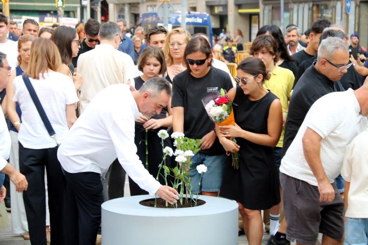 Javier Martínez, el pare del Xavi, un nen de tres anys assassinat en l'atemptat, a l'ofrena floral FOTO: ACN/Àlex Recolons