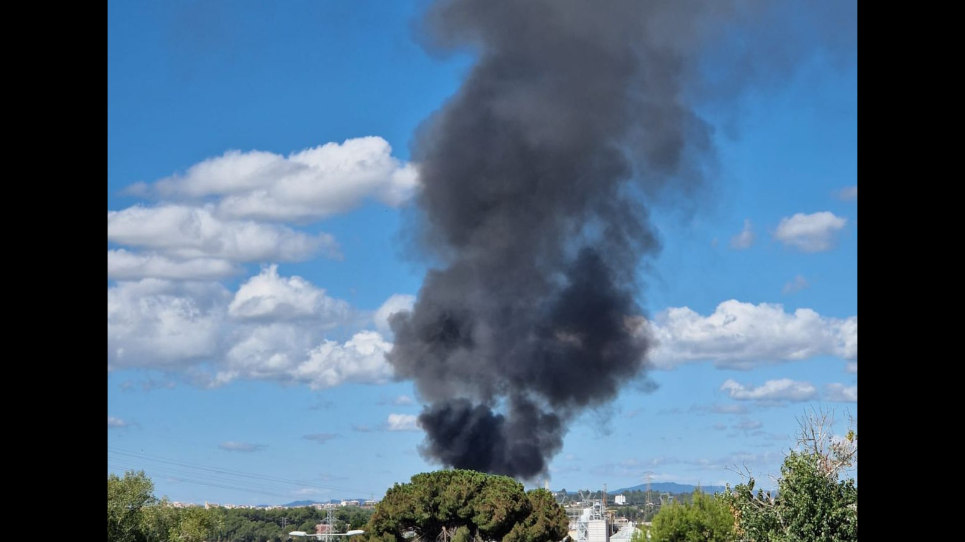 S'incendien unes barraques prop d'un polígon a Rubí. FOTO: Cedida