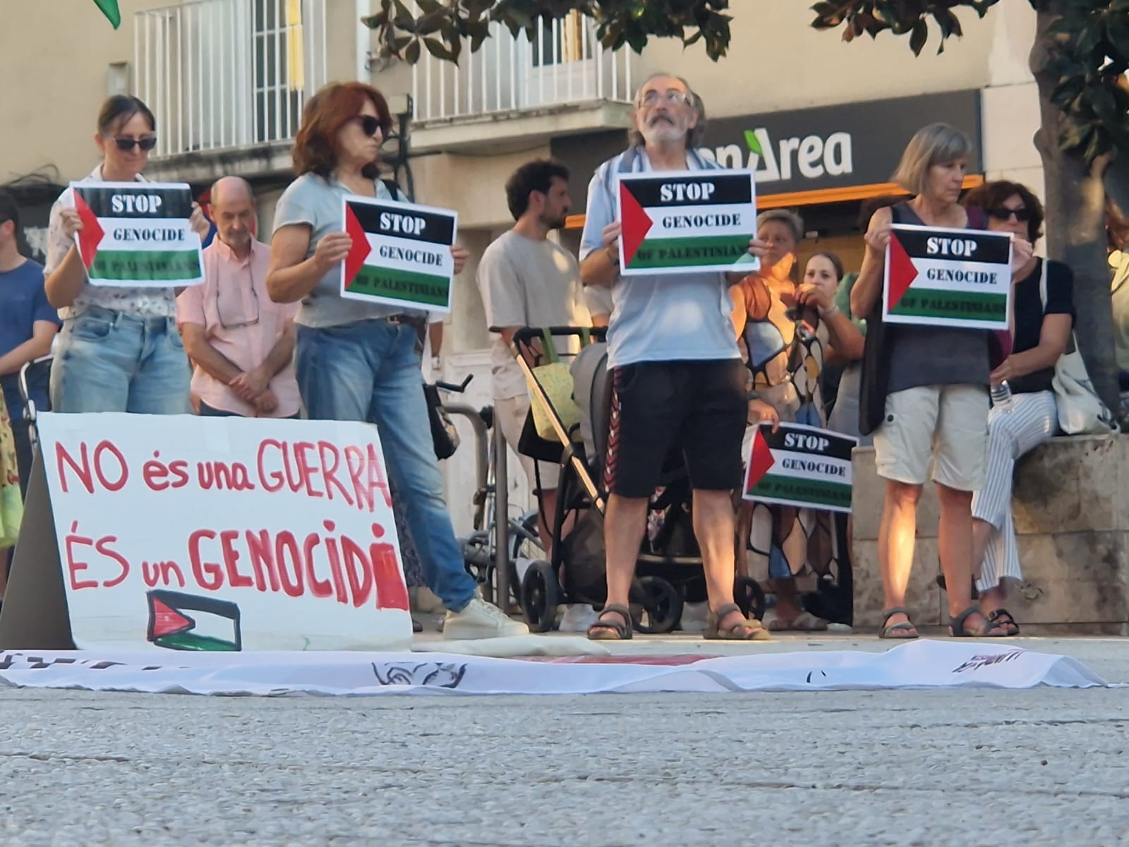 Més d'un centenar de rubinencs omplen els carrers per reclamar la fi del genocidi Palestina. FOTO: Cedida