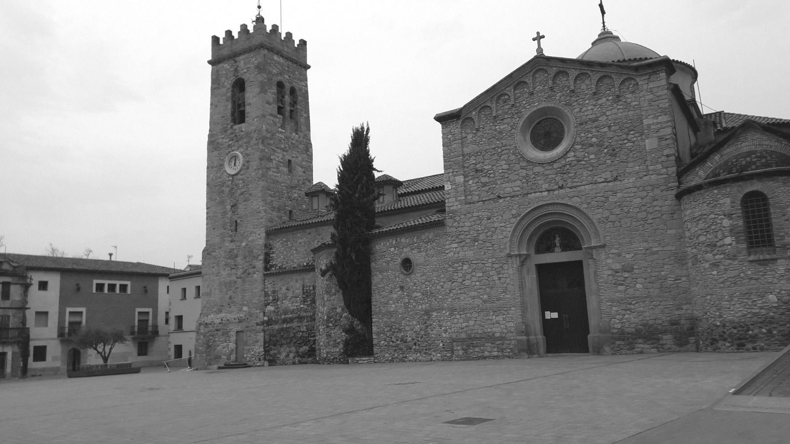 El caliu dels diumenges: guitarra i cant a la missa de Rubí. FOTO: Arxiu
